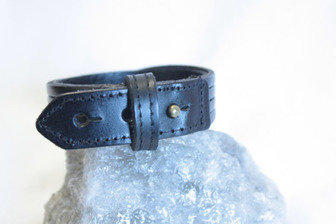 Dieses schöne Lederarmband im Vintage Stil besteht aus einem 2cm breitem echt Leder Streifen und einem weiteren Streifen der ineinander verflochten ist.

Ideal als Geschenk für Männer.

Das Armband hat einen Vintage Look und wird auch gerne als Rocker / Biker Armband bezeichnet. Das Lederarmband hat drei einstellbare Größen 18,5 cm, 20cm und 22cm.