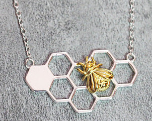 HoneyBee Halskette
https://www.etsy.com/listing/511379274/honey-bee-necklace-sterling-silver