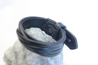 Dieses schöne Lederarmband im Vintage Stil besteht aus einem 2cm breitem echt Leder Streifen und einem weiteren Streifen der ineinander verflochten ist.

Ideal als Geschenk für Männer.

Das Armband hat einen Vintage Look und wird auch gerne als Rocker / Biker Armband bezeichnet. Das Lederarmband hat drei einstellbare Größen 18,5 cm, 20cm und 22cm.