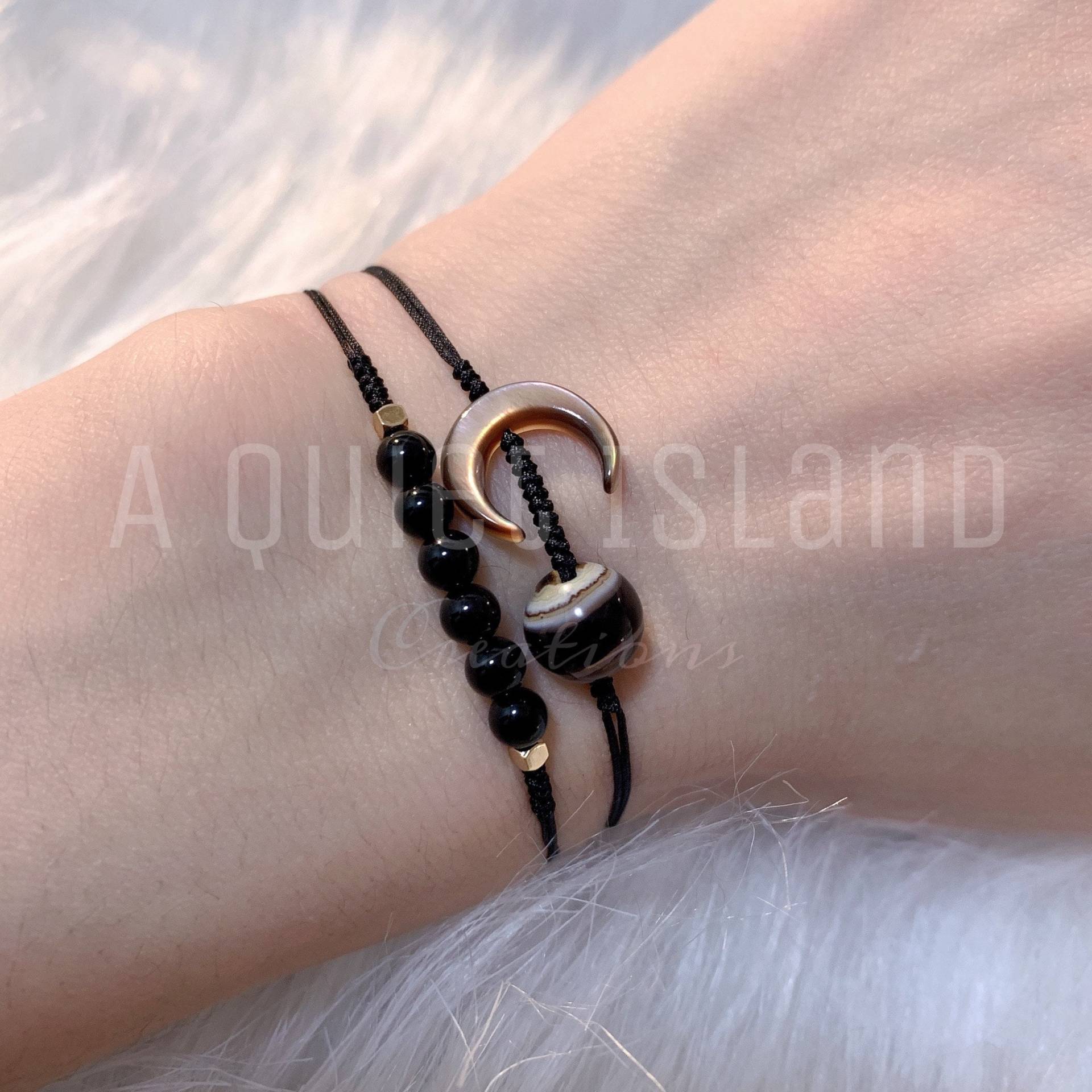 Dainty Schwarze Onyx Armband Einstellbar String Fußkettchen Natürliche Stein Gold Perlen Schwarz Mond Hexe Stapeln Schmuck Perlmutt von AQuietIsland