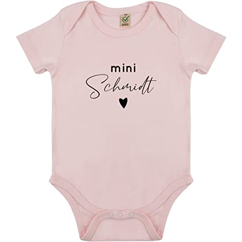 AWASG Baby Body mit Name | Mini 'Nachname' mit Herz | Personalisiertes Geschenk Geburt Neugeborene Kurzarm Mädchen Jungen | Individueller Babybody (rosa) 0-3 Monate von AWASG