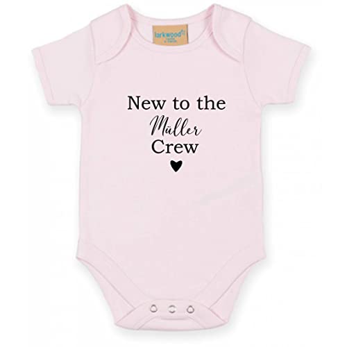 AWASG Body Baby mit Name Spruch | New to the Crew | Personalisiertes Geschenk Strampler Geburt Neugeborene Kurzarm 0-3 Monate (rosa) von AWASG