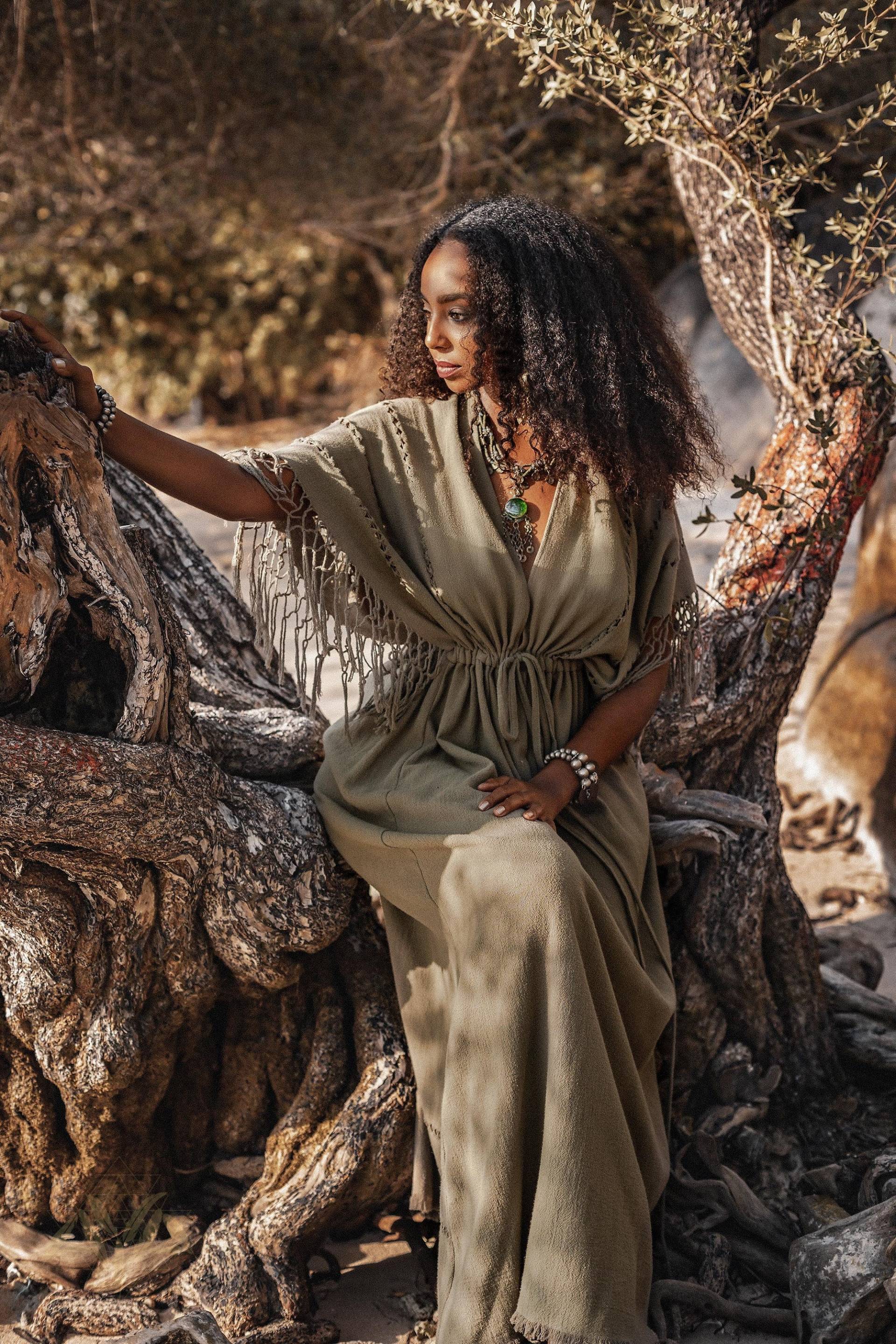 Boho Göttinnen Kleid Salbeigrünes Zeremonialkleid Brautjungfer Maxikleid Mit Gürtel Stammes-Umstandstunika Verstellbares, Geräumiges Kaftankleid Boho Göttinnen Kleid Salbeigrünes Zeremonialkleid Brautjungfer Maxikleid Mit Gürtel Stammes-Umstandstunika Verstellbares, Geräumiges Kaftankleid von AYAsacredwear
