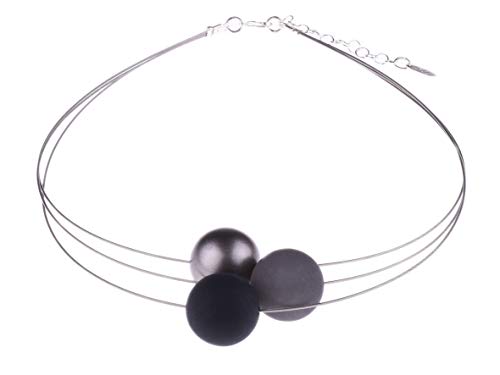 Adi-Modeschmuck Polariskette “Mara”, leichter 3-strängiger Halsreif aus 20mm Polarisperlen und einer metallic lackierten Akzentperle, handgefertigt in Berlin. (Grau, Schwarz, dunkles Silbe) von Adi-Modeschmuck