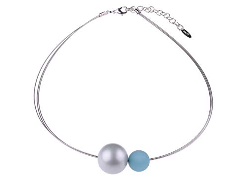 Adi Modeschmuck leichter Halsreif 'Jasmine', eine 14mm original Polaris Perle mit einer farblich abgestimmten Metallic Perle, handgefertigt in Berlin (Taubenblau mit Hellblau metallic) von Adi Modeschmuck