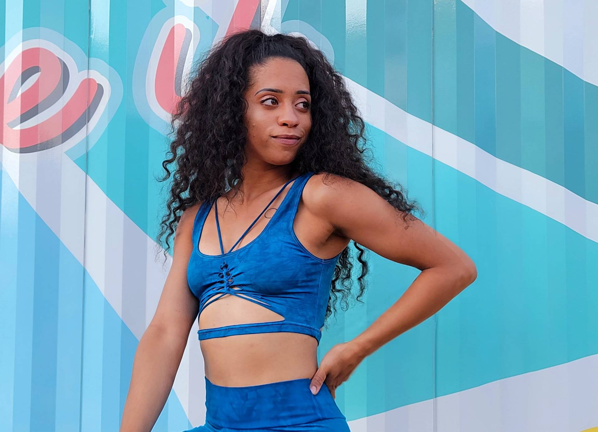 Cerulean Blue Strappy Crop Top Offener Rücken Yoga Tank Schlitz Weave von Ahzalhea