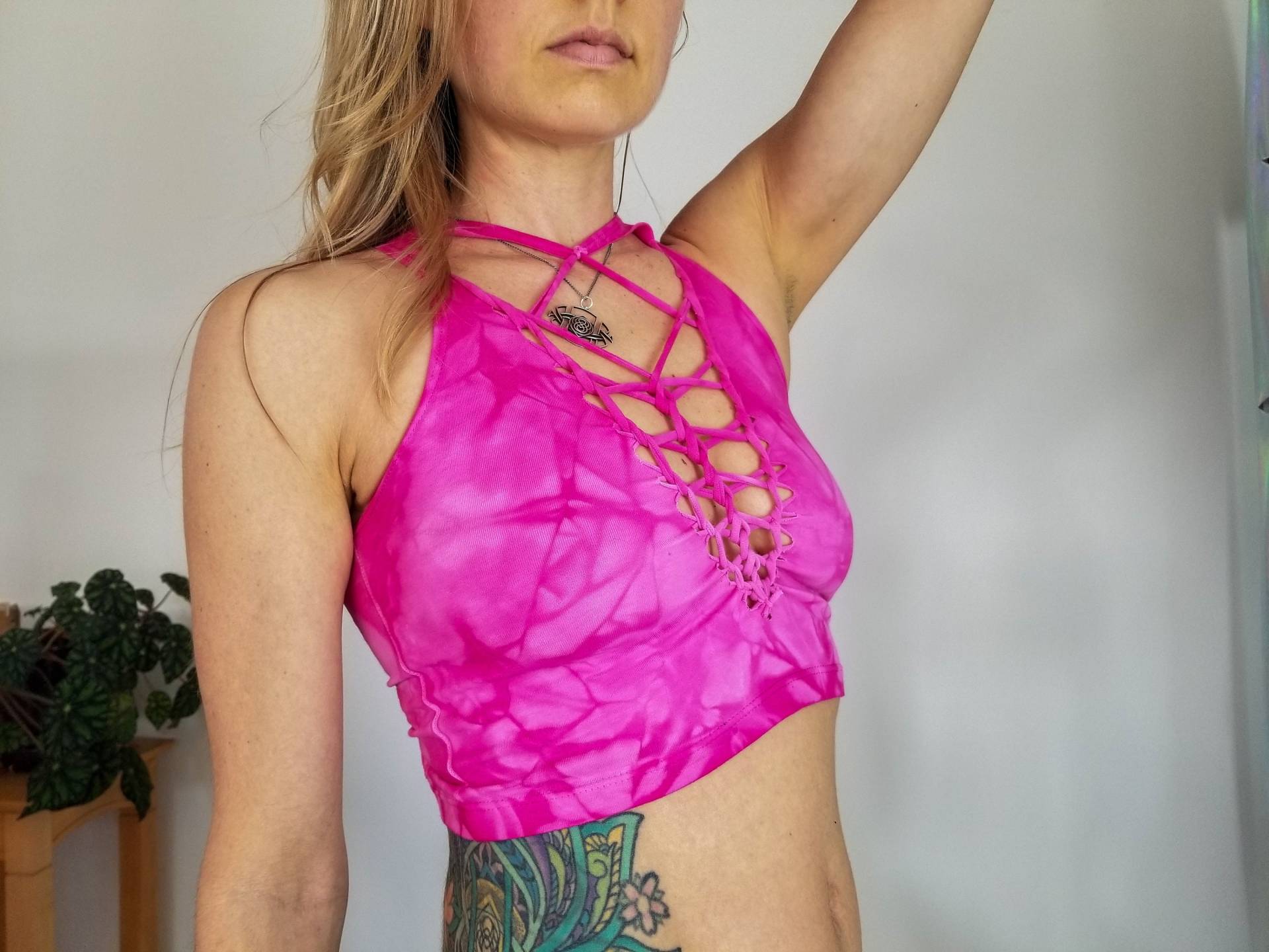 Drachenfrucht Crop Top Handgefärbt Yoga Slit Weave Feuer Hula Hoop von Ahzalhea