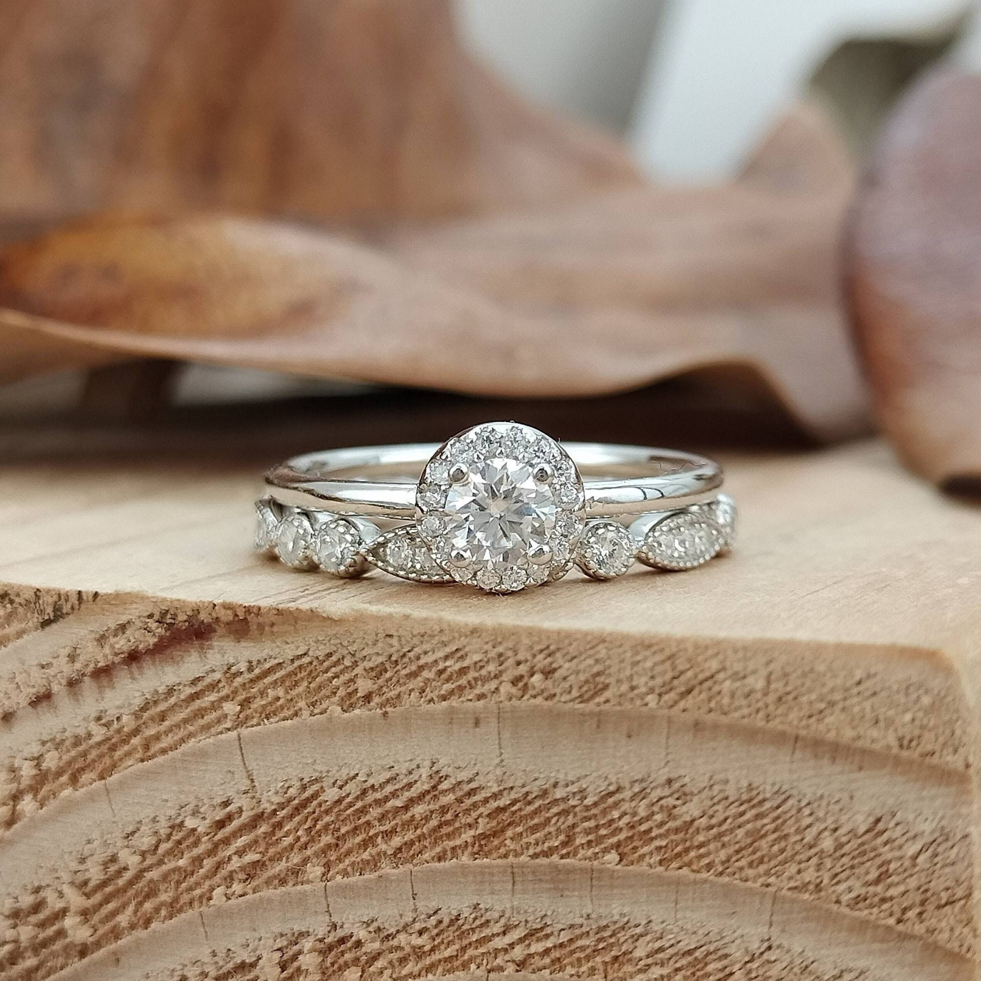 1Ct Rundschliff Moissanit Verlobungsring Set, Braut Solitär Diamant Ring, Ehering, Brautjungfer Schmuck, Geschenk Zum Jahrestag von AiaJewelryUS