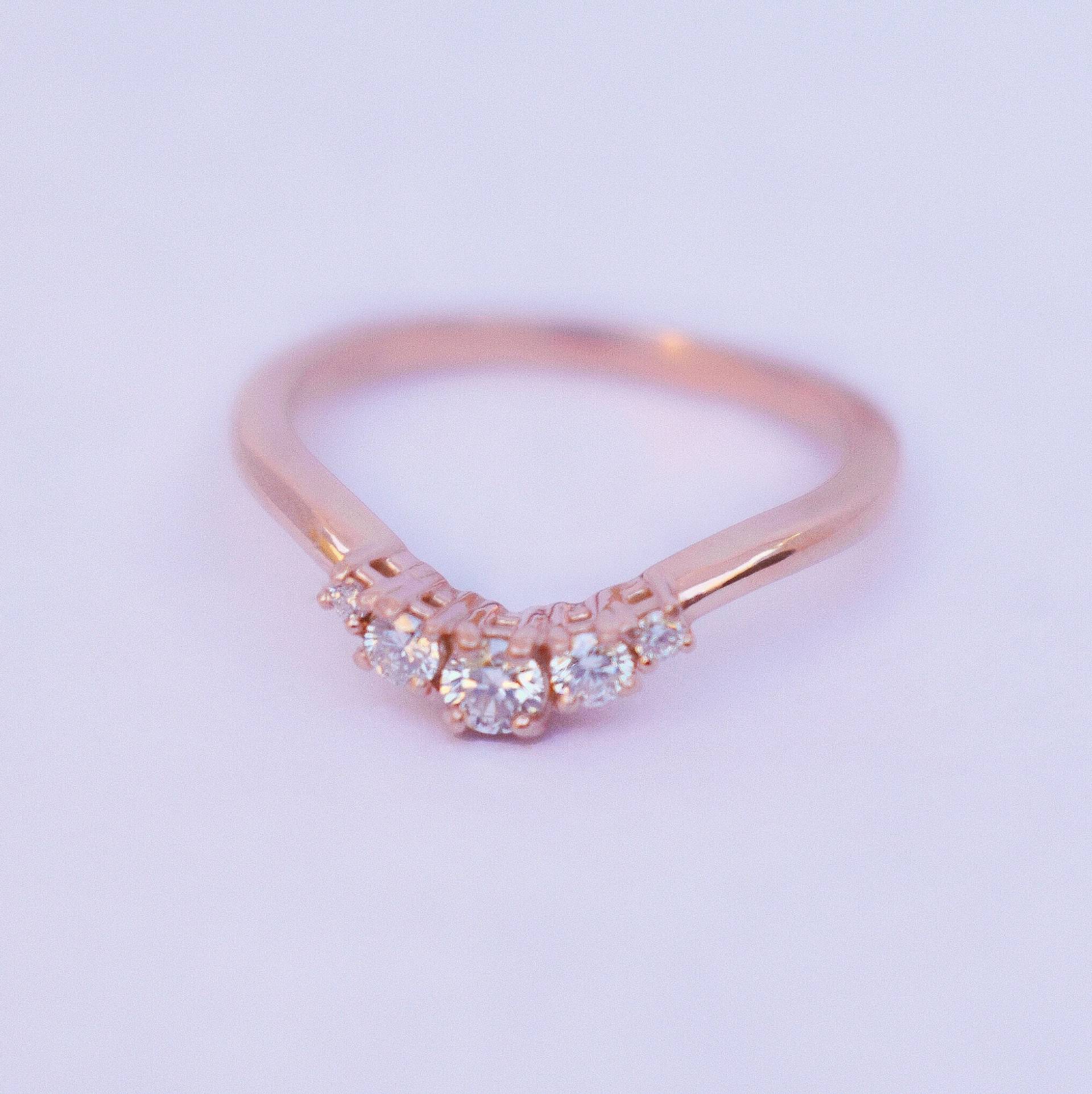 Kontur Diamant Ehering 14K Rosegold, Schlichter Hochzeitsring, Frauen, Geschwungener Ehering, Zierlicher von AlbrechtJewellery