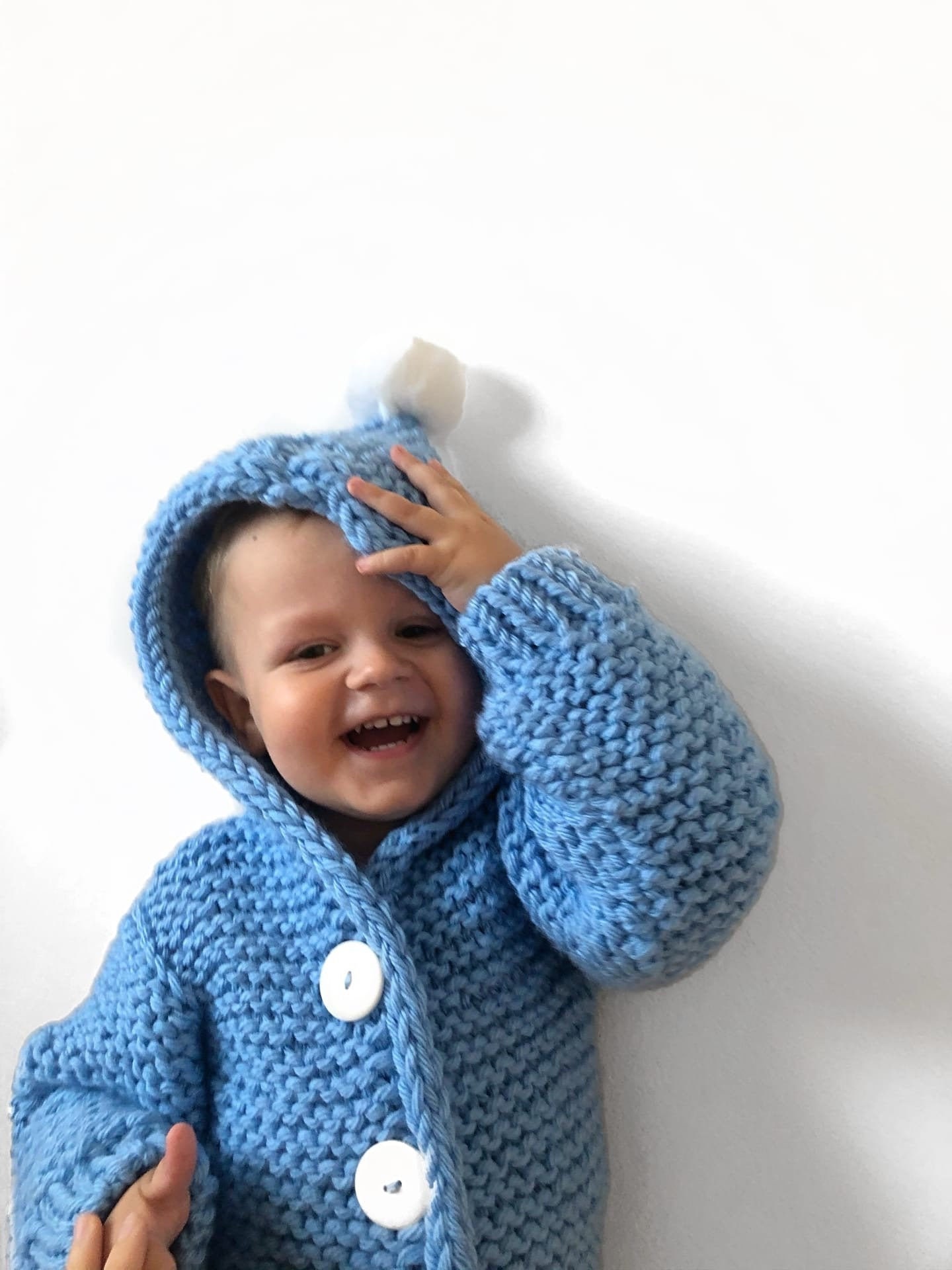 Blauer Strickjacke Baby Strickpullover Für Jungen Kapuzenjacke Kinder Cardigan Mit Pom Personalisiert Kleinkind Geschenke Mama Zum Verschenkeln von AlexmyblackcatStore