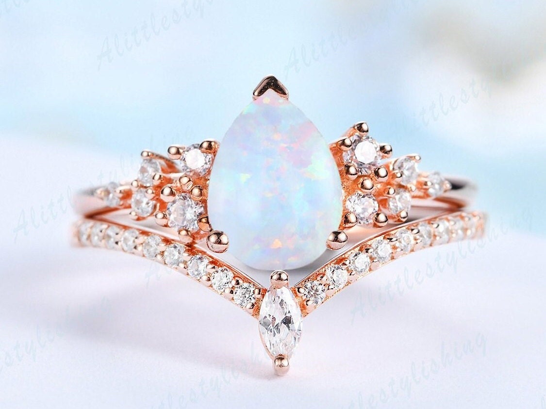 Weißer Opal Verlobungsring Set, Rose Gold Ringe Für Frauen, Art Deco Stapelband, Birnenschliff Braut Einzigartiger Gebogener Ehering, Handgemacht von Alittlestylishing