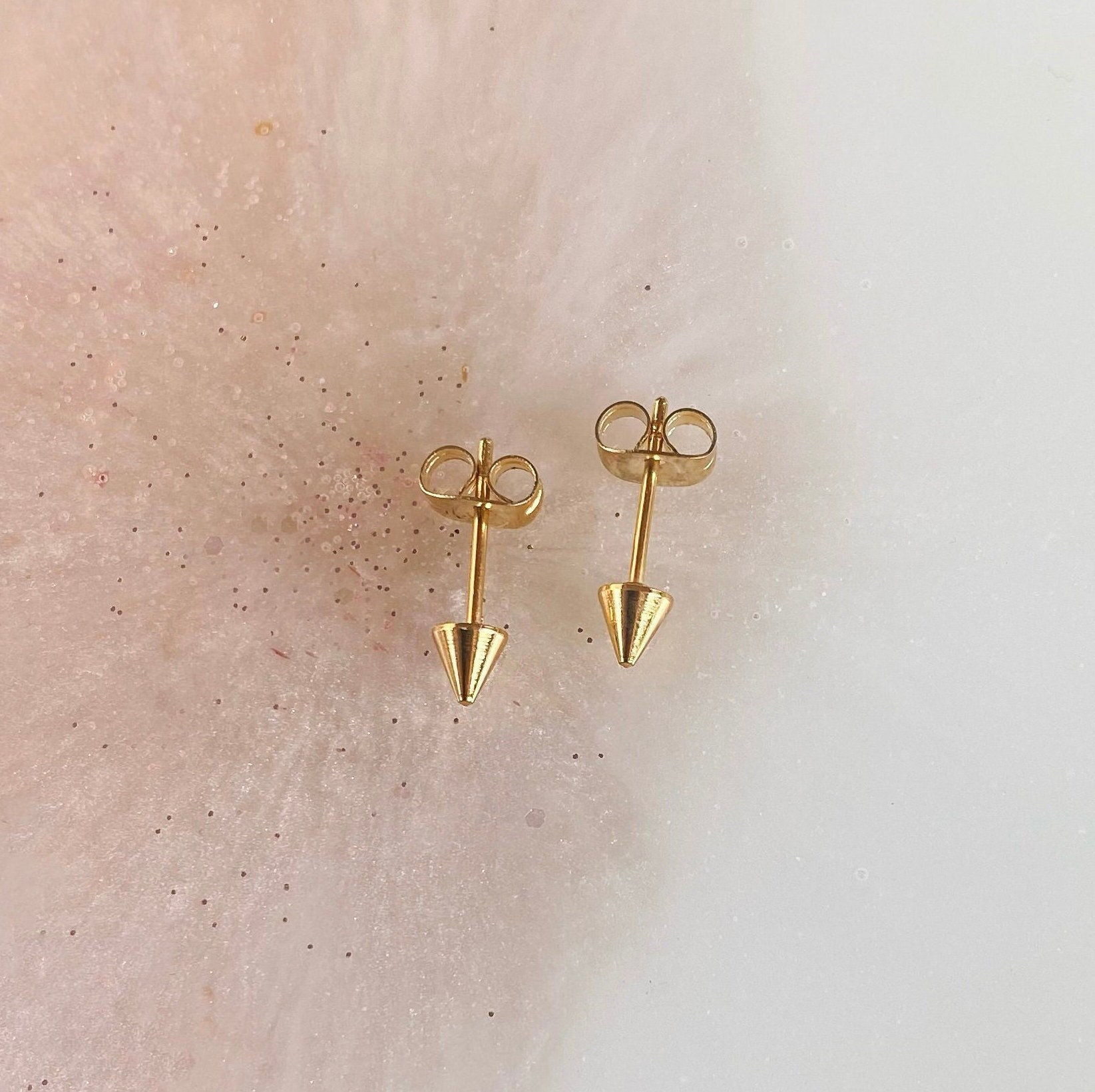 Gold Spike Ohrstecker 4mm von IrisPiercingJewelry