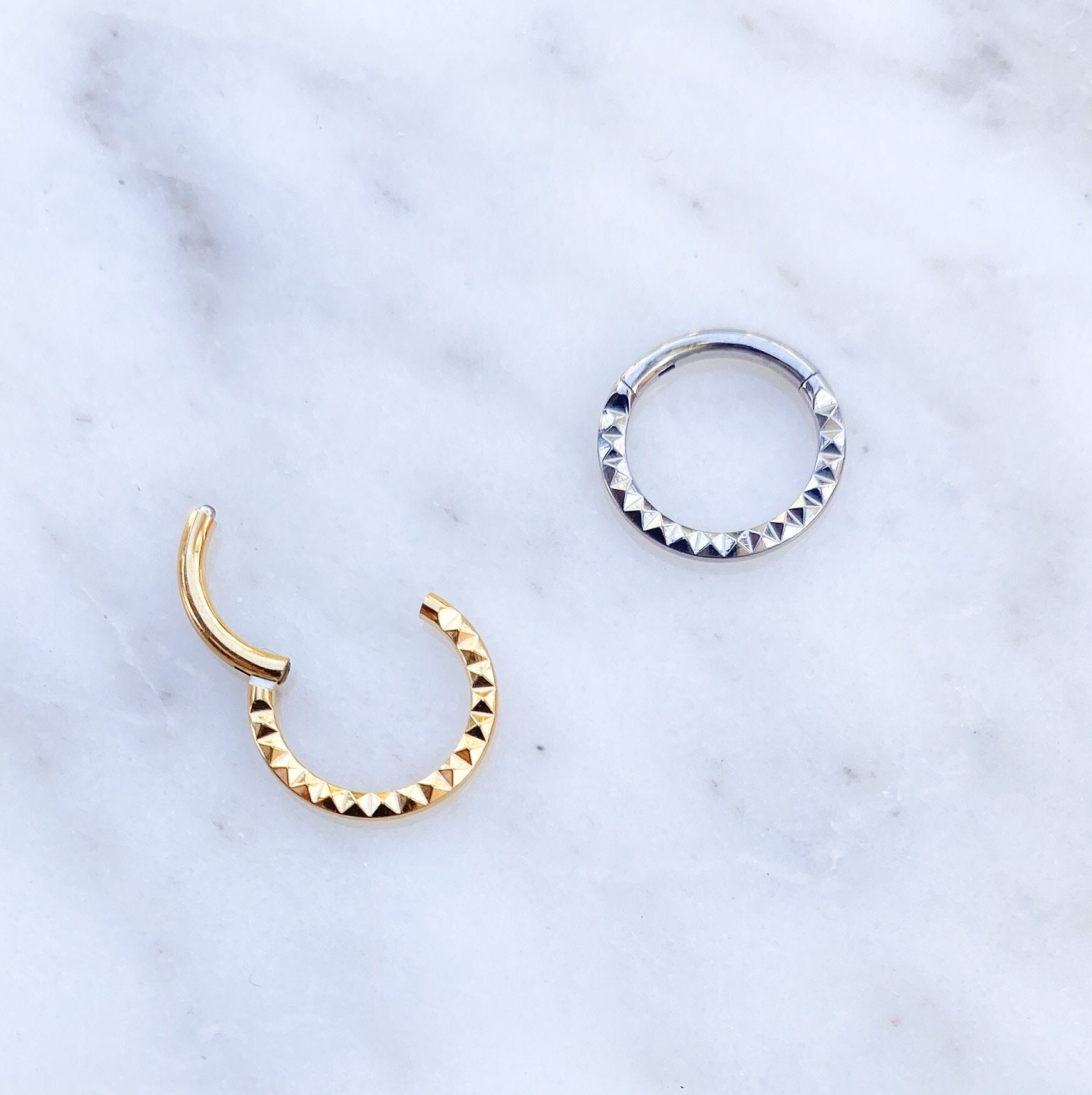 Implant Grade Titanium Textured Clicker Für Septum-, Daith-, Knorpel - Oder Helix-Piercings. Gold Silber. Strukturierter Clicker. 16 Gauge. 8mm von IrisPiercingJewelry