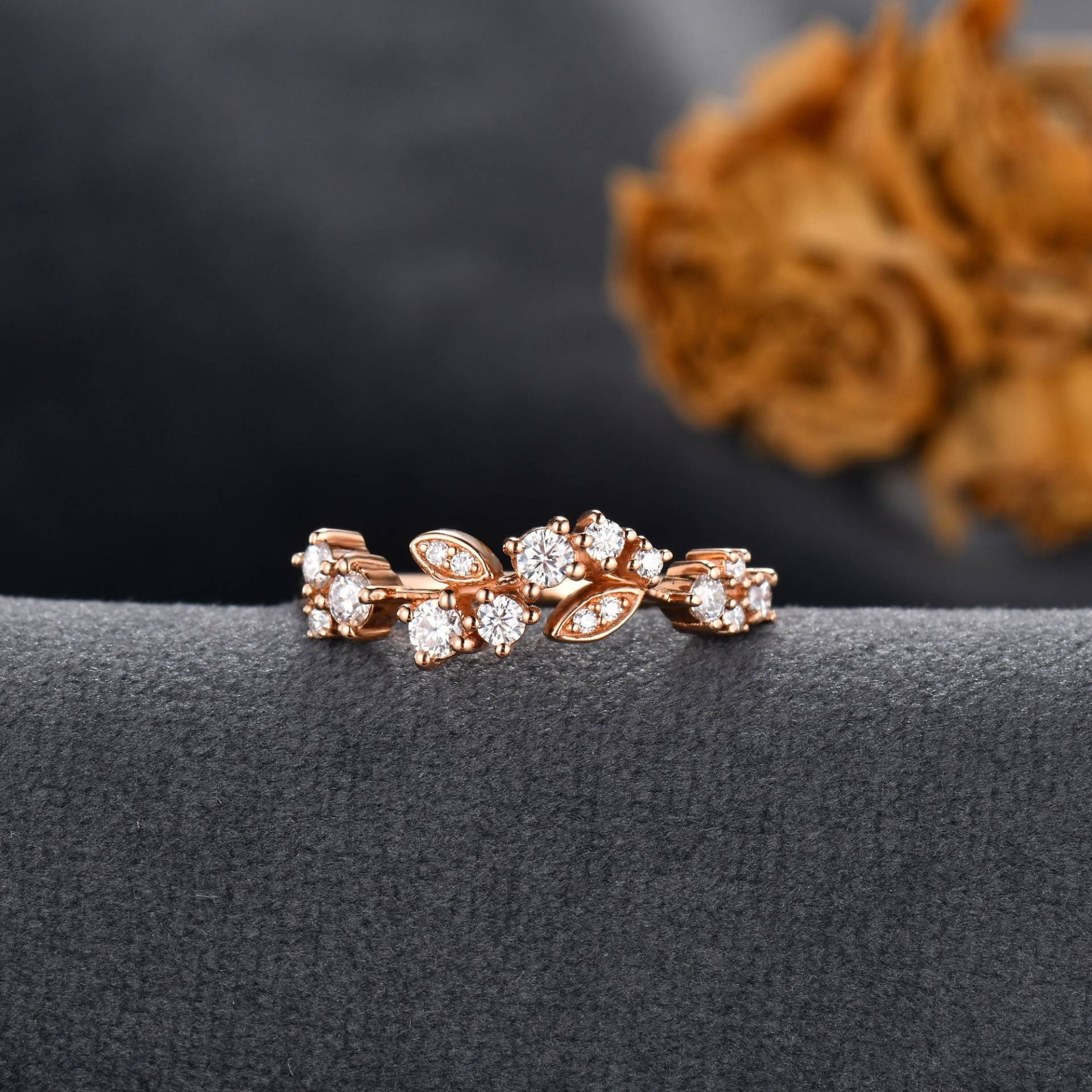 Art Deco Ehering Frauen Rose Gold Diamant Cluster Einzigartiges Weinblatt Moissanite Stapelband Frau Passender Ring Blatt Stil von ArtlandUS