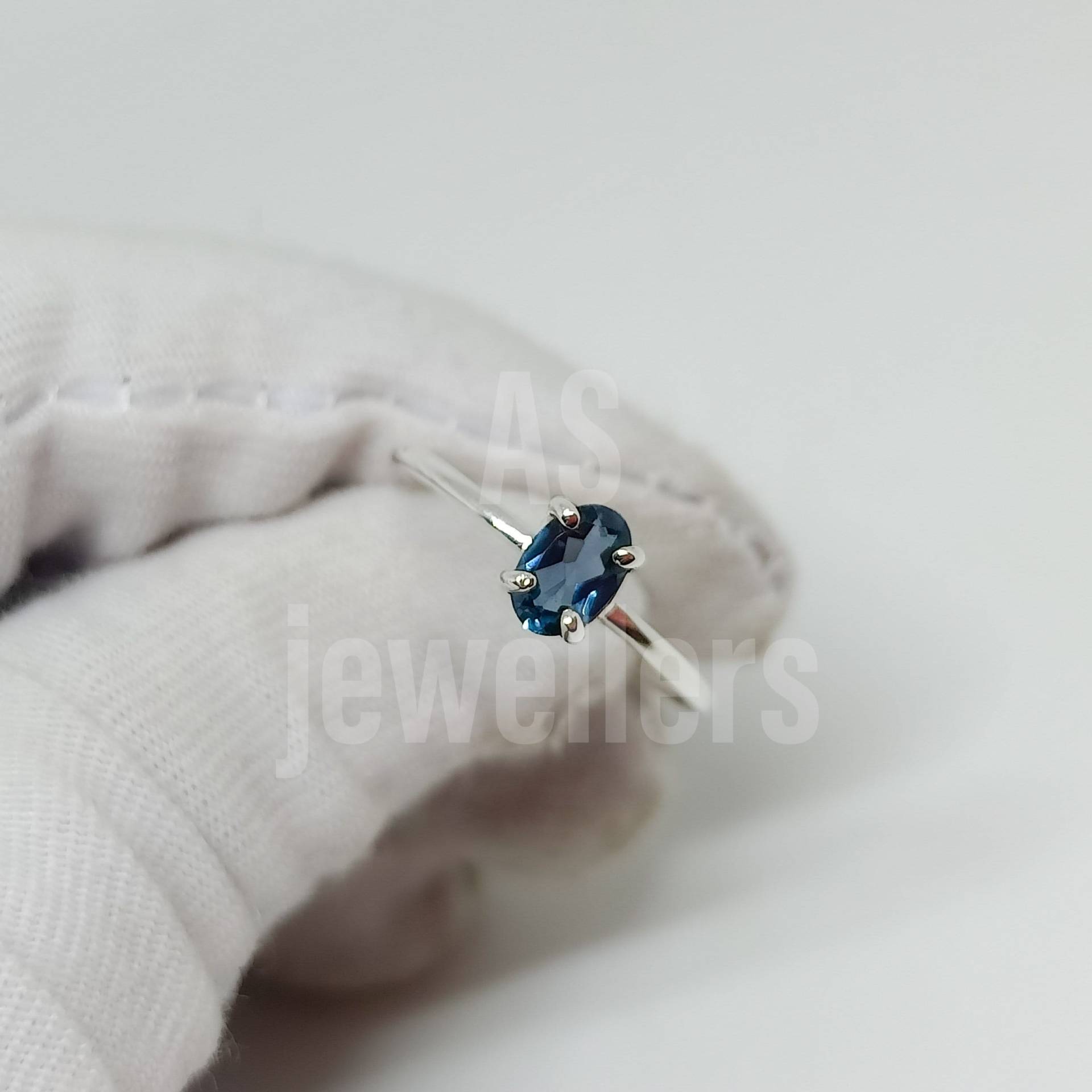 Natürlicher London Blue Topas Ring, 4 6mm Echter Topas, Sterling Silber Zierlich, Versprechen, Jubiläumsring Für Frauen, Muttertagsgeschenke von AsJewelersJaipur