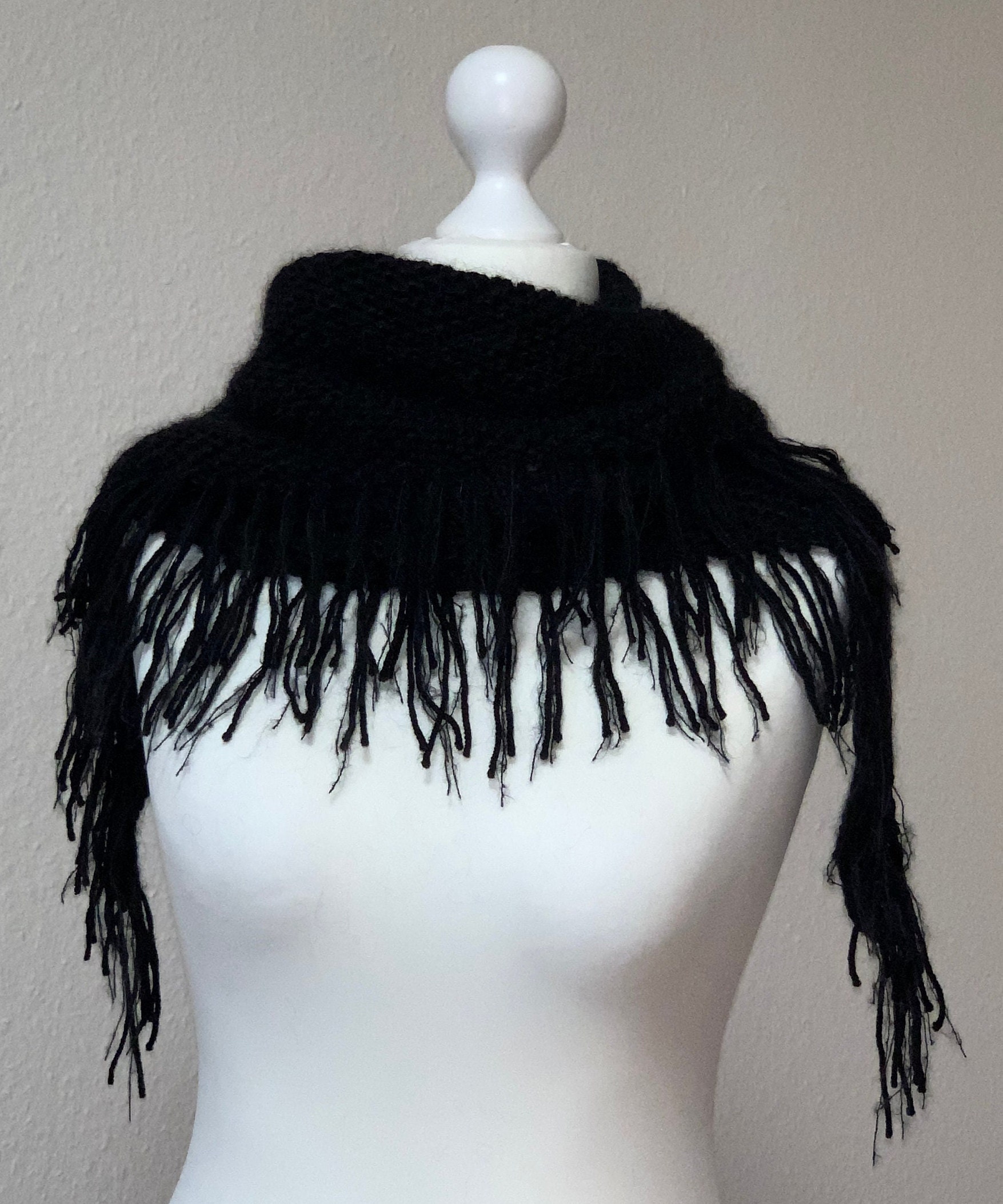 Dreiecktuch Mit Fransen, Schwarz, Zwei Verschiedene Garne Aus Schurwolle, Mohair, Alpaca, Seide. Handgestrickt, Hochwertiges Garn, Unikat Dreiecktuch Mit Fransen, Schwarz, Zwei Verschiedene Garne Aus Schurwolle, Mohair, Alpaca, Seide. Handgestrickt, Hochwertiges Garn, Unikat von AtiyeHandmade