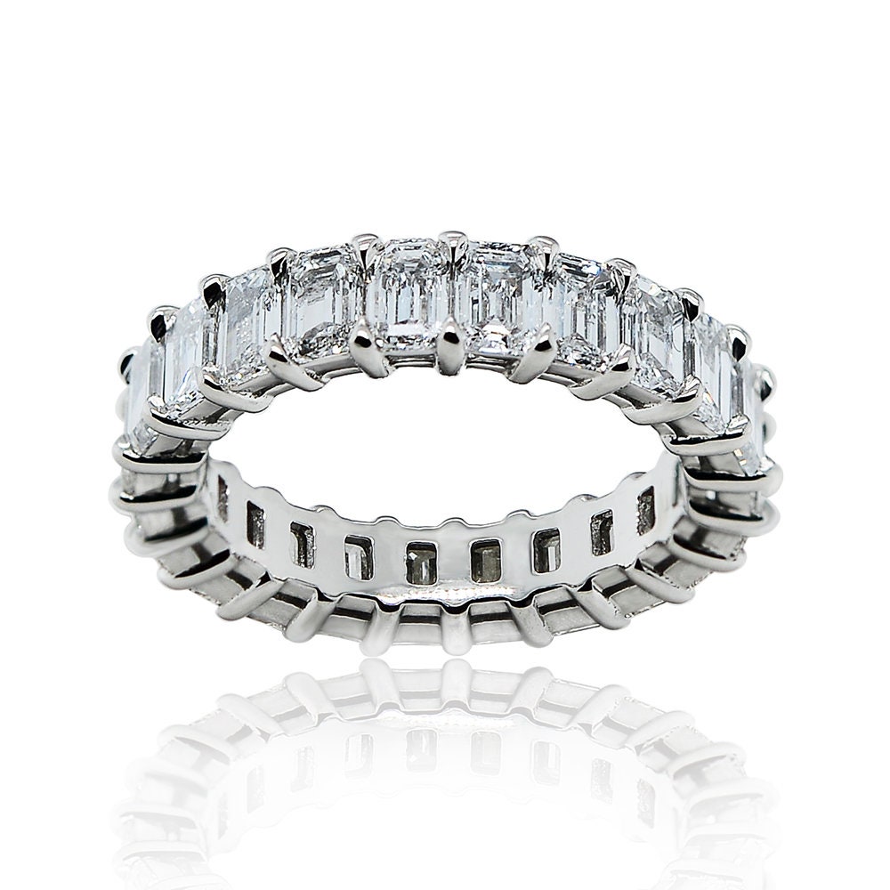 4.85 Ct. Tw. Smaragdschliff Diamant Eternity Band in Platin von AvitalandCoJewelry