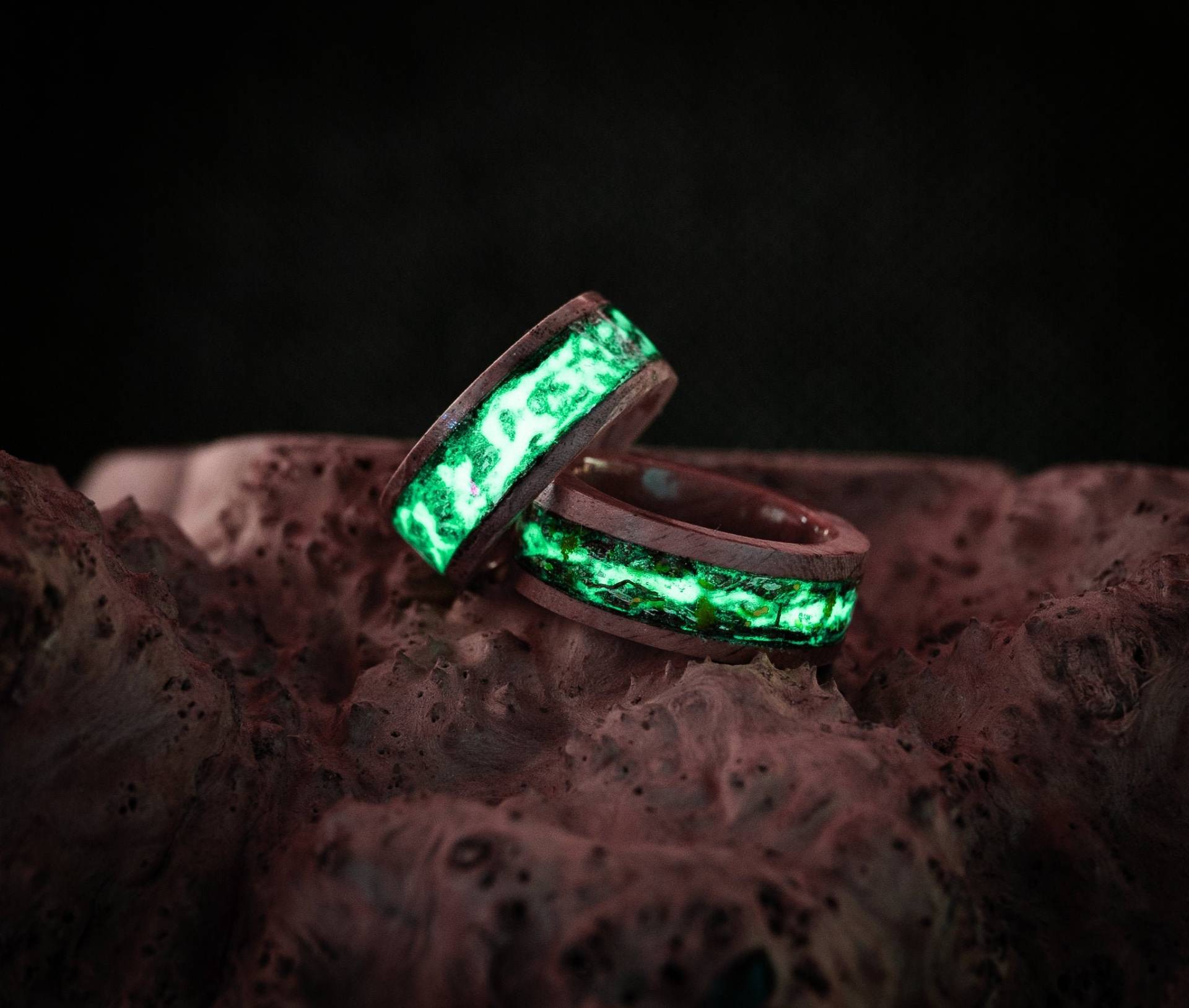 Bunte Leuchtender Harz Holz Ring Damen Männer Fluoreszierend Leuchtende Ringe, Schnee Berg Ring, Geheimes Holz, Glow in The Dark Schmuck von Awesome1994