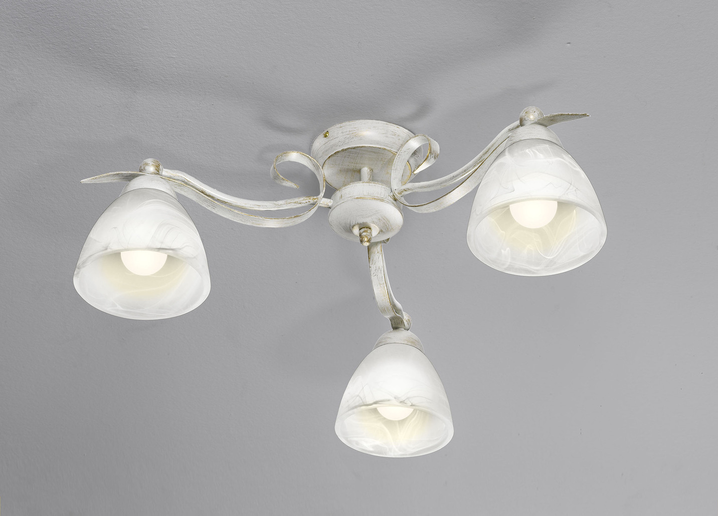Formschöne Deckenleuchte aus Eisen und Glas, 3-flammig, Creme-Gold Formschöne Deckenleuchte aus Eisen und Glas, 3-flammig, Creme-Gold von BADER