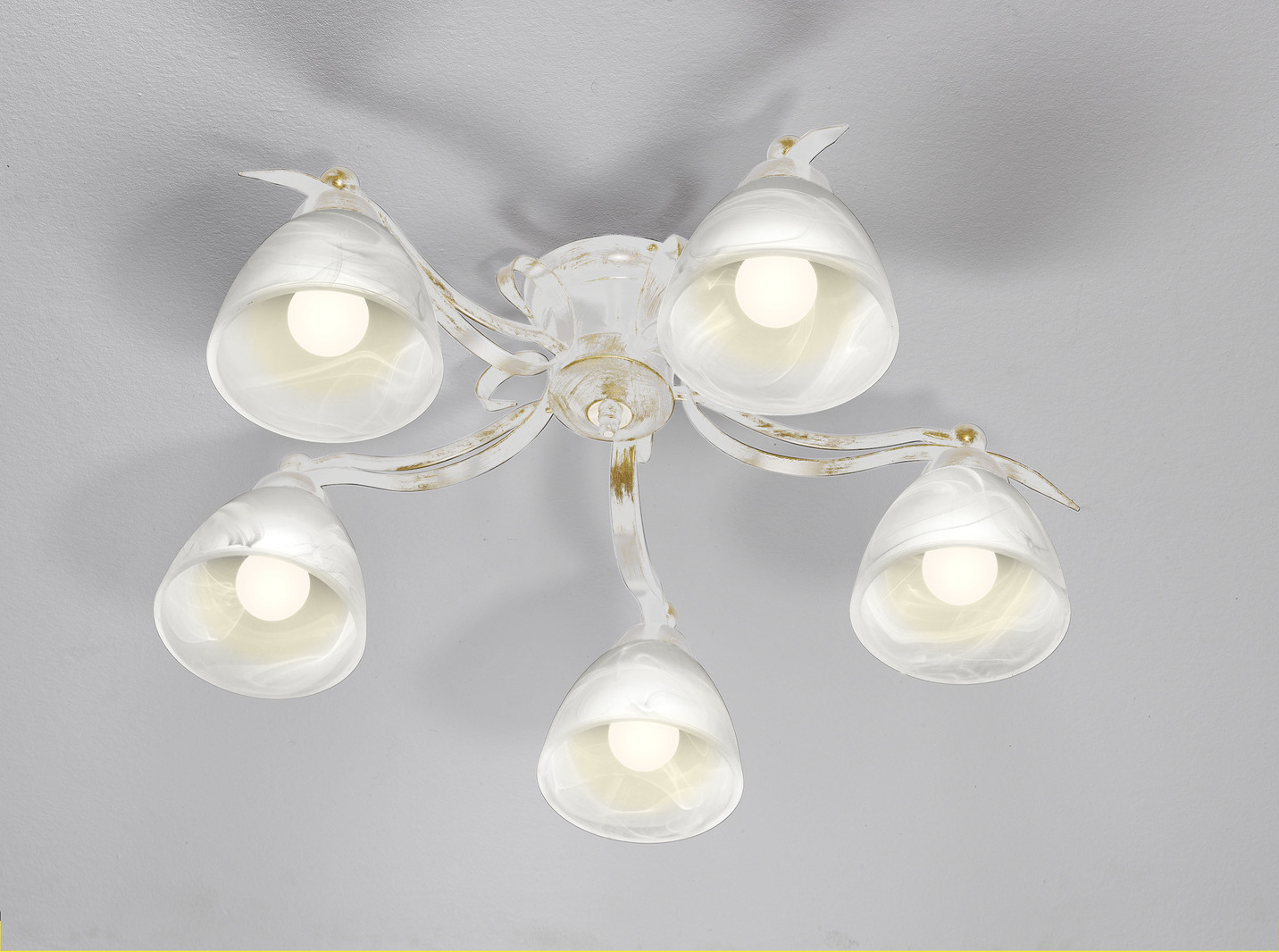 Formschöne Deckenleuchte aus Eisen und Glas, 5-flammig, Creme-Gold Formschöne Deckenleuchte aus Eisen und Glas, 5-flammig, Creme-Gold von BADER