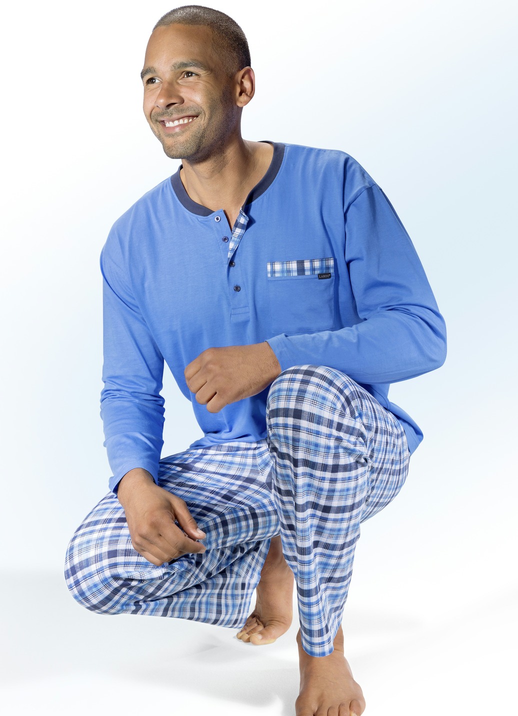 Schlafanzug mit Knopfleiste, Brusttasche und Karodessin, Azurblau-Bunt, Größe 50 von BADER