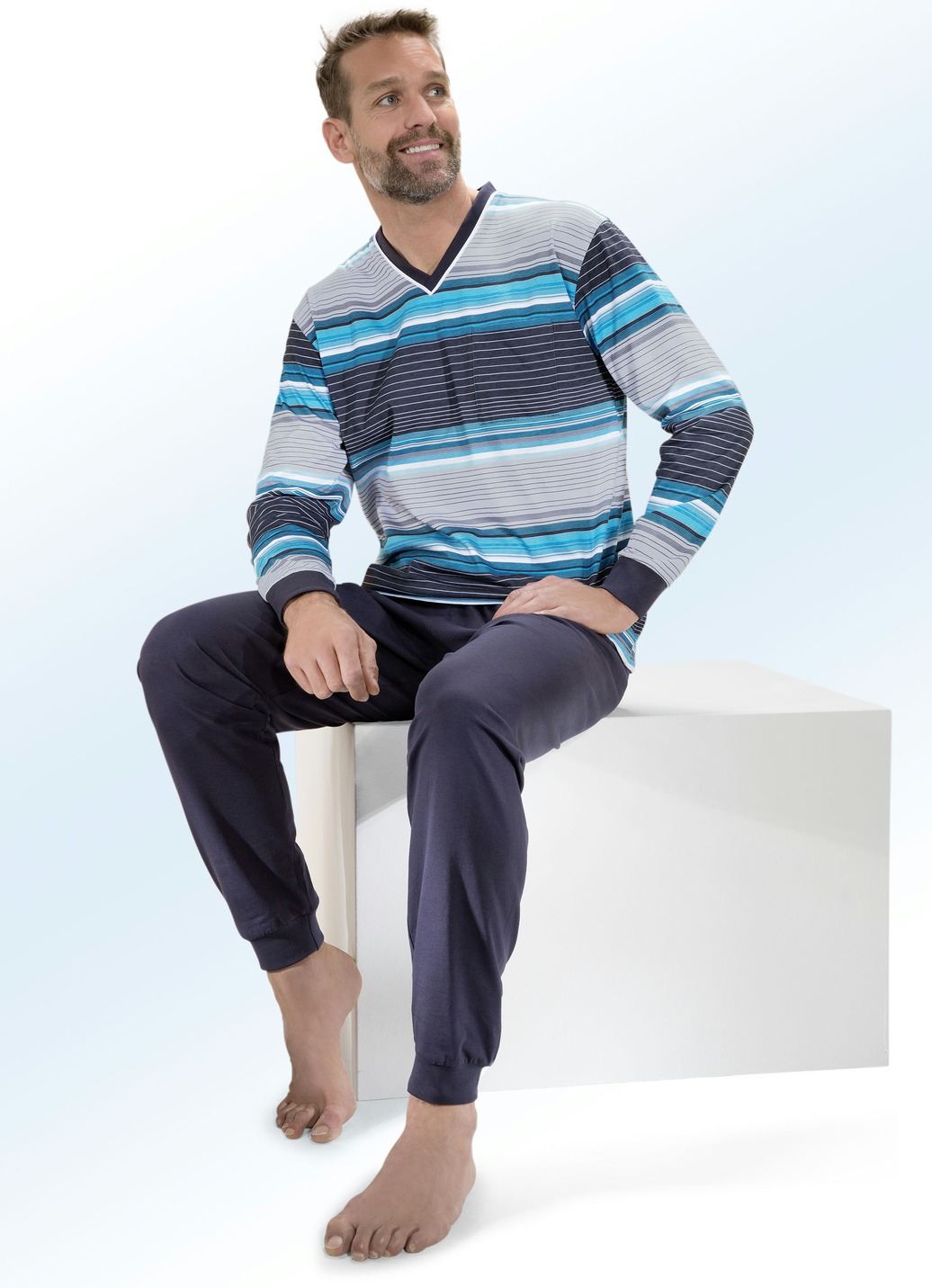 Schlafanzug mit Ringeldessin, V-Ausschnitt und Brusttasche, Grau-Türkisblau-Weiss, Größe 52 von BADER