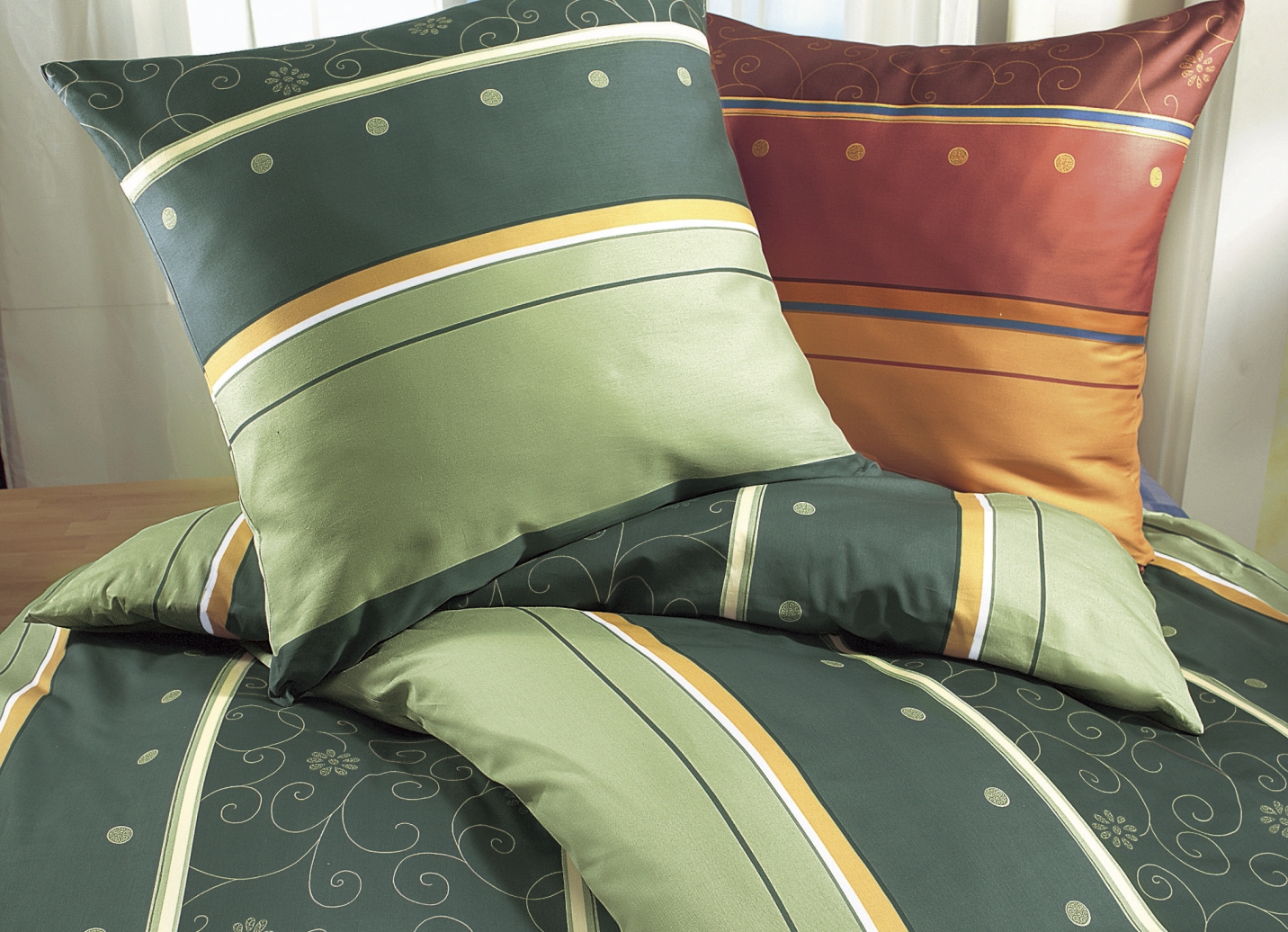 Bügelleichte Bettwäsche-Garnitur von Biberna, Größe 412 (2x 80/80 cm und 2x 135/200 cm), Qualität Jersey, Grün von BIBERNA