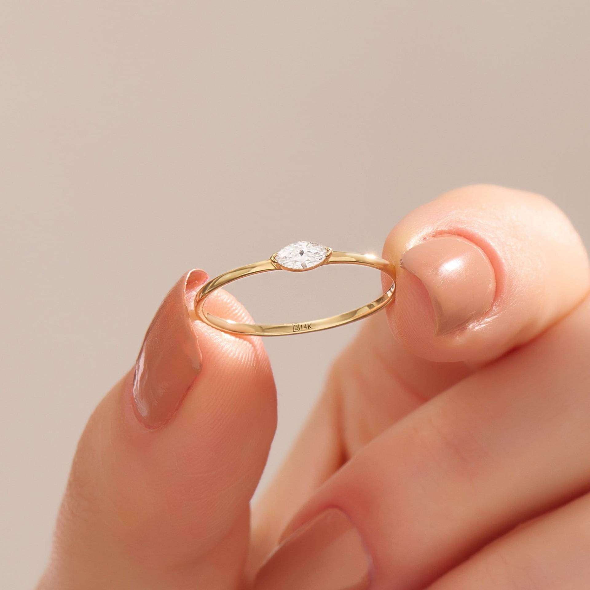 14K Gold Basic Marquise Ring, Solid Minimalist Verlobungsring, Schlichter Solitaire Ring Für Frauen, Dünnes Band Im Cut, Handgemachtes Geschenk von BRENNMORE