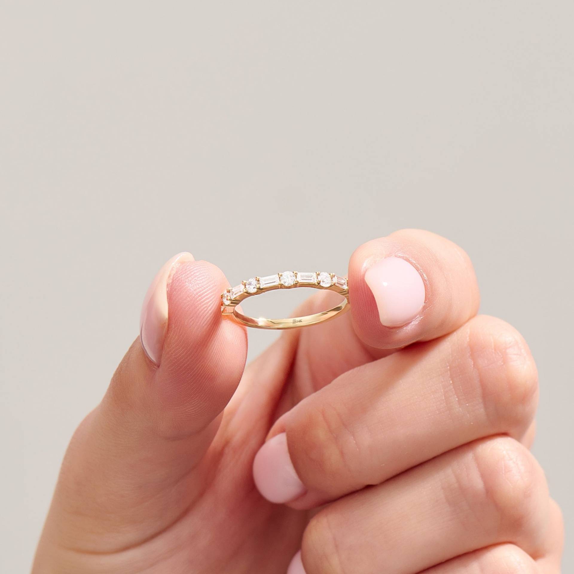 14K Gold Ehering, Solid Baguette Ring, Halb Eternity Ring Für Frauen, Zarte Lab Diamant Cz Minimalist Handgemacht von BRENNMORE