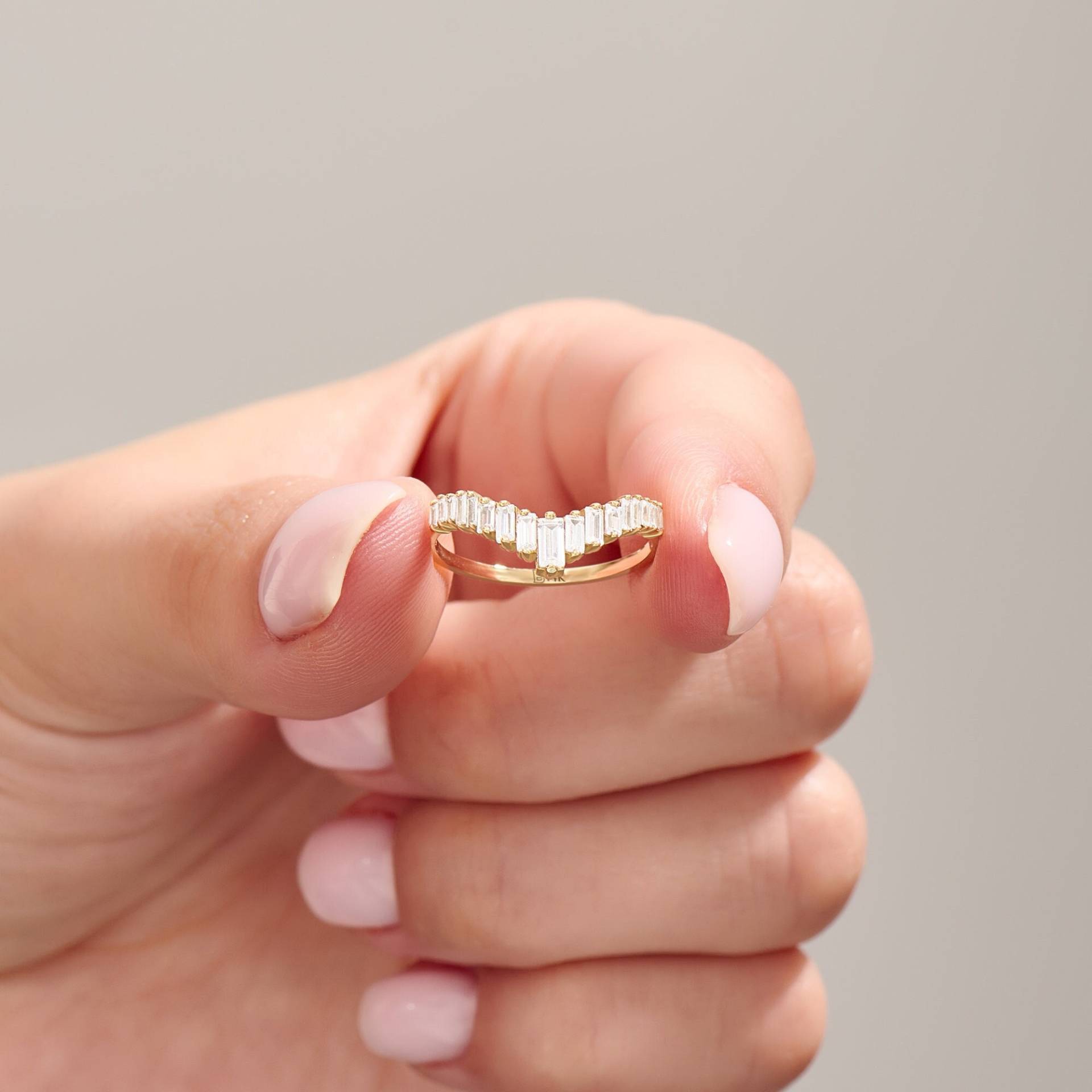 Geschwungener Ehering Aus 14-Karätigem Gold, Baguette-Chevron-Ring Massivem Lab-Diamant-Cz-Ring Für Damen, Zierlicher Ringverstärker in V-Form von BRENNMORE