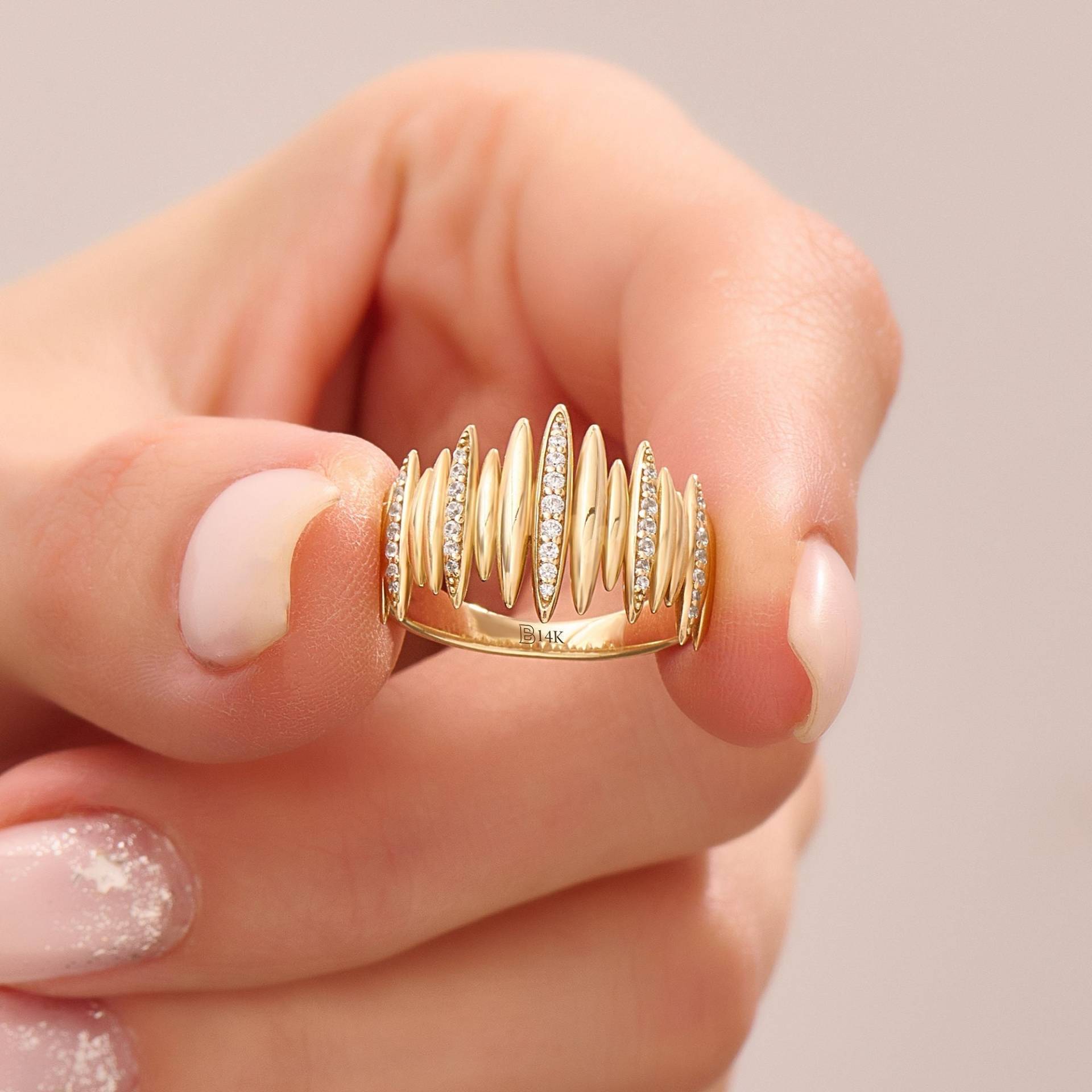 14K Gold Line Statement Ring, Solid Dome Zierliche Ring Für Frauen, Pave Lab Diamant Cz Zarte Goldring, Handgemachte Geschenke von BRENNMORE