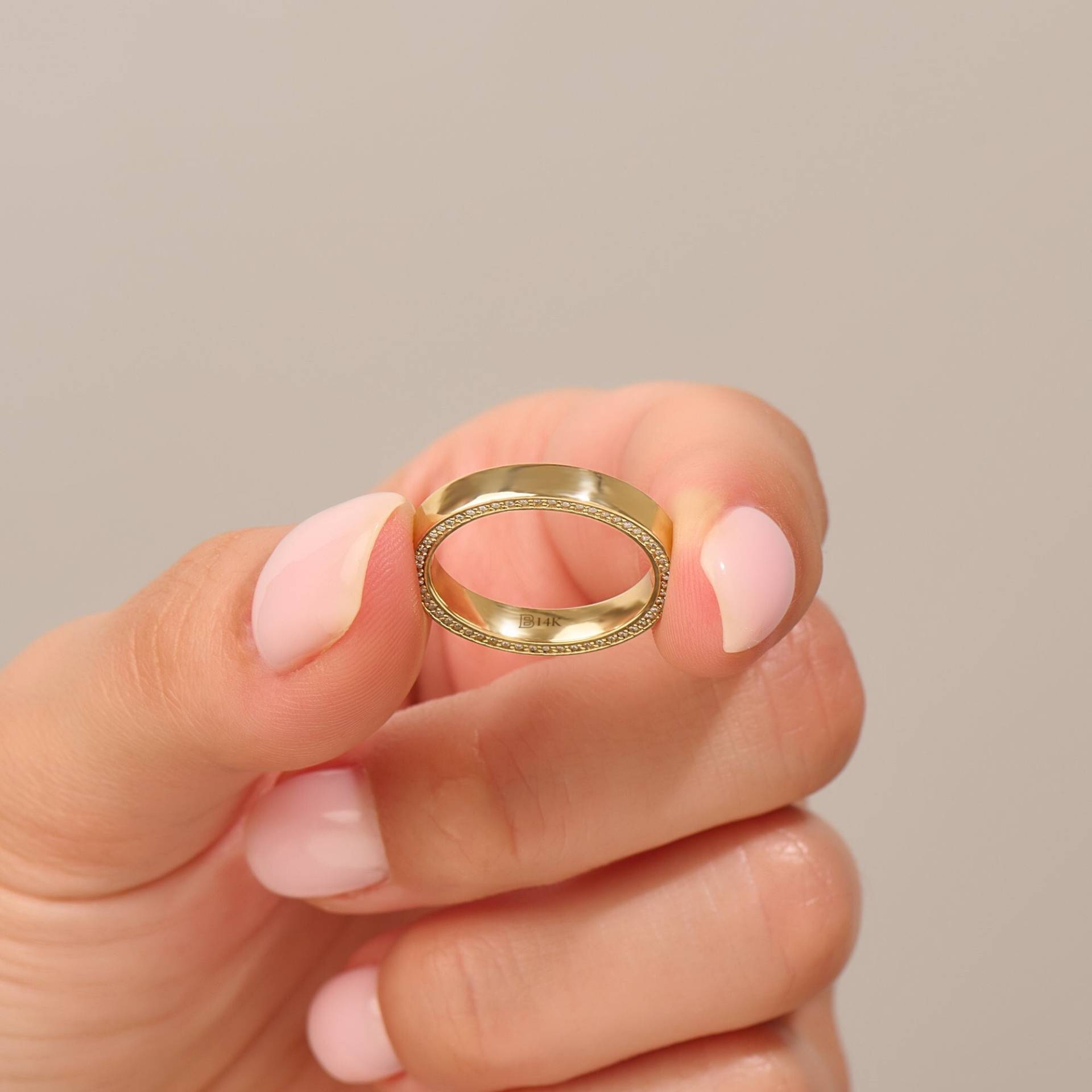 14K Versteckte Pave Hochzeitsband, Flache Ehe Band Aus Solidem Gold, Dicke Jubiläumsringe Für Frauen, Einseitig Gepflasterter Cz-Ring von BRENNMORE