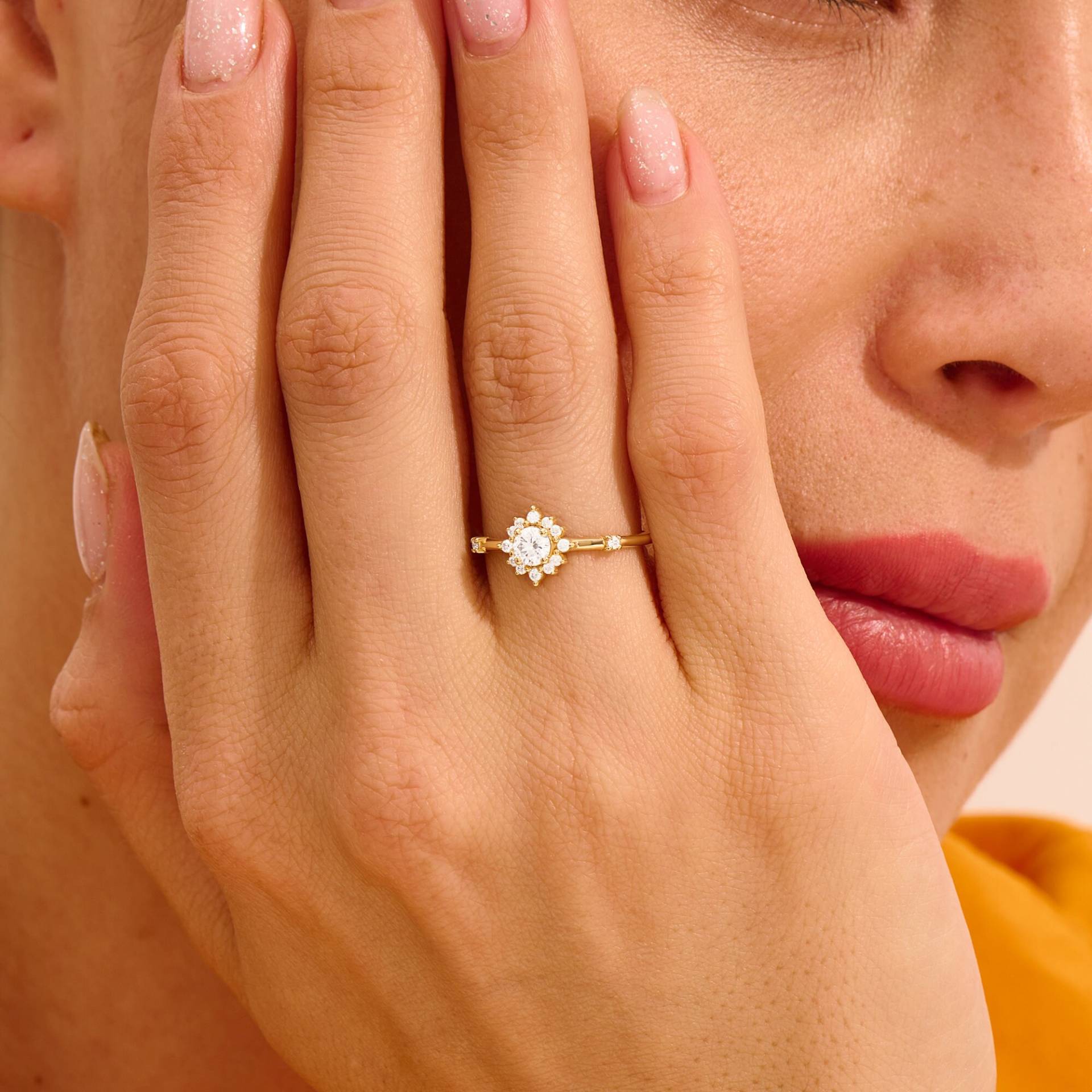 Blume Halo Moissanite Verlobungsring, 14K Solid Gold Solitaire Vorschlag Ring, Zarte Versprechen Ring Frauen, Floral Akzent Handgemacht von BRENNMORE