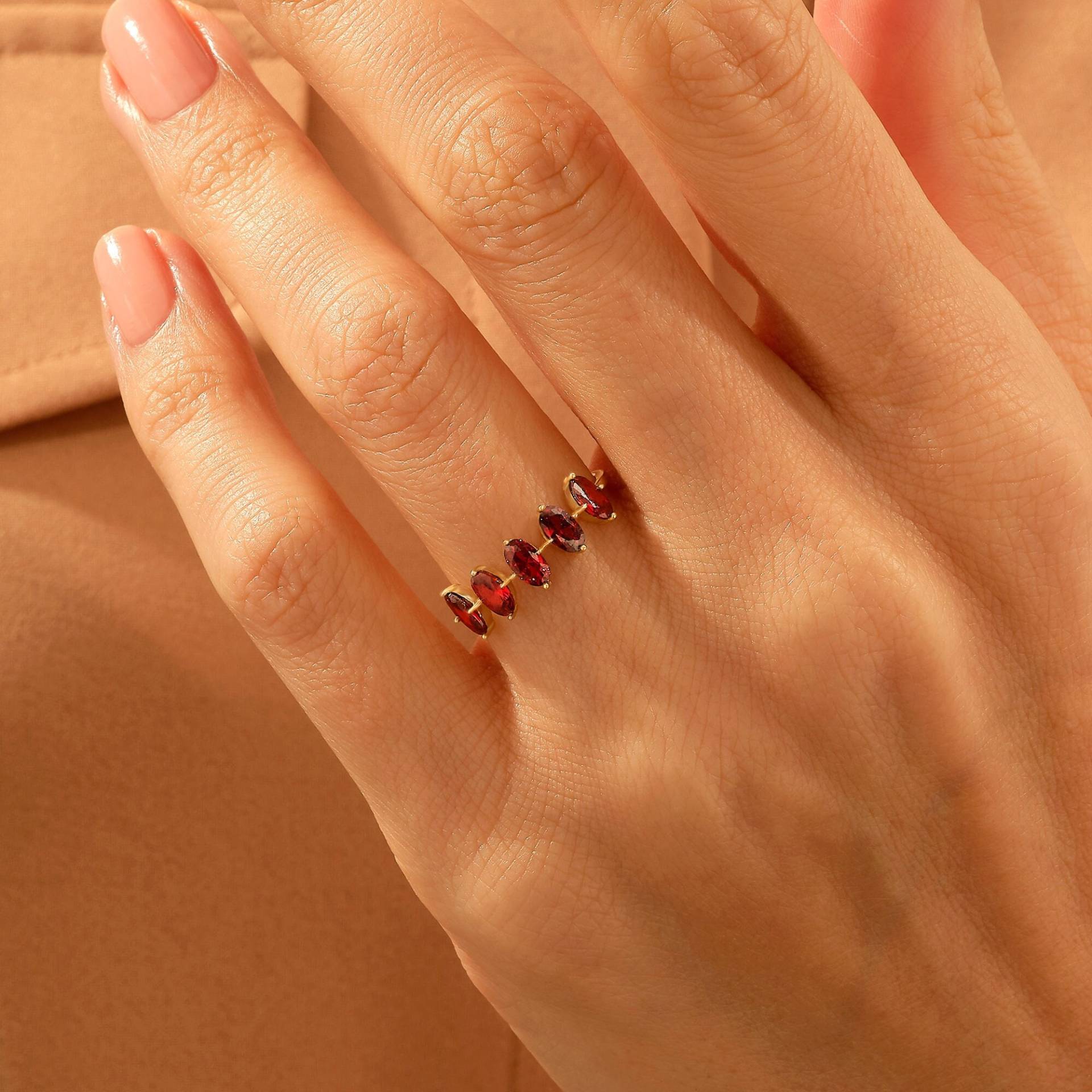 Granat Ring Aus Massivem Gold 5 Stein, 14K Statement Für Frauen, Roter Januar Birthstone Ring, Handgemachte Schmuck Ringe von BRENNMORE