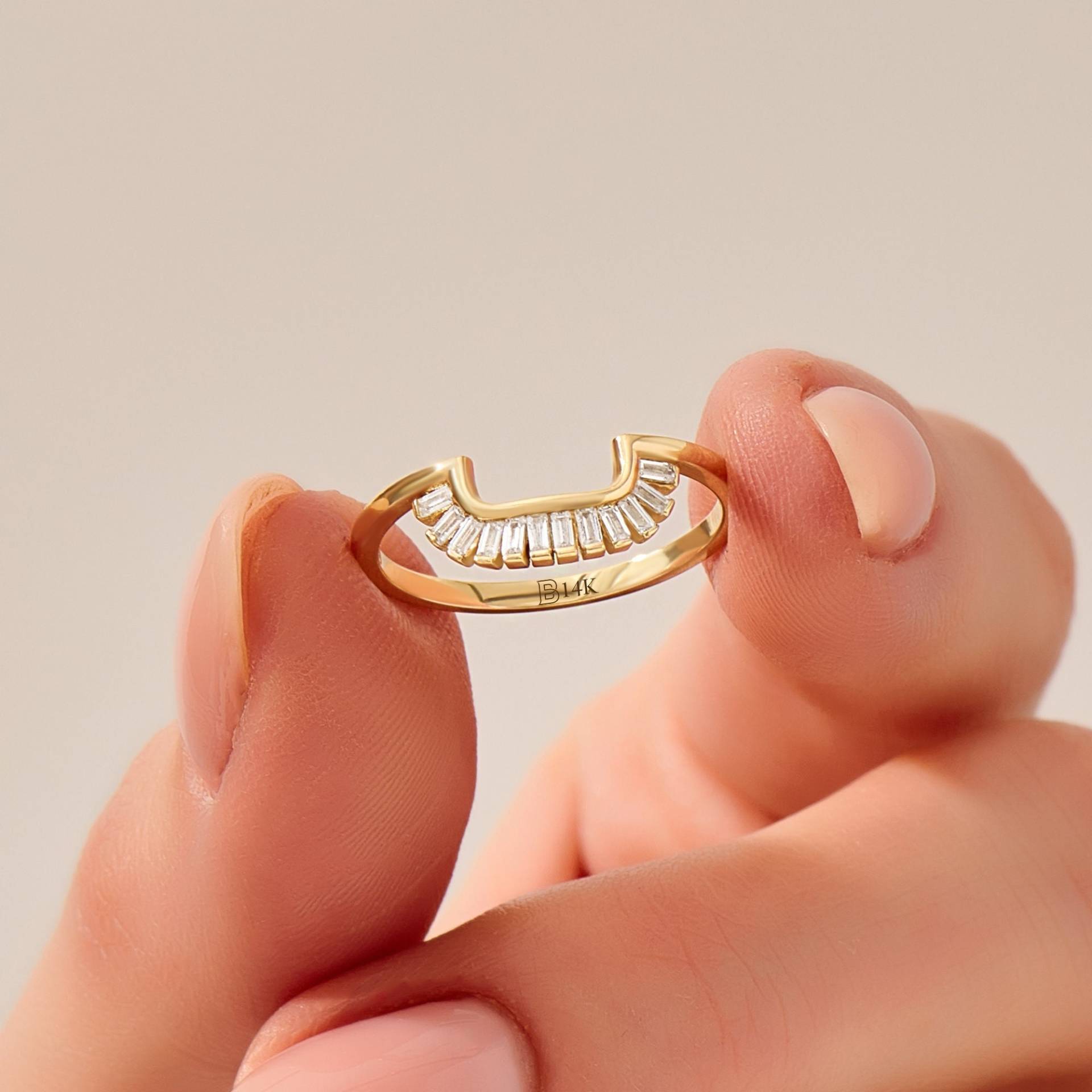 Solid Gold Quadrat Gebogener Ehering, 14K Ringenhancer Für Frauen, Halbquadrat Stapelring Smaragdschliff Verlobungsring, Ihr Geschenk von BRENNMORE