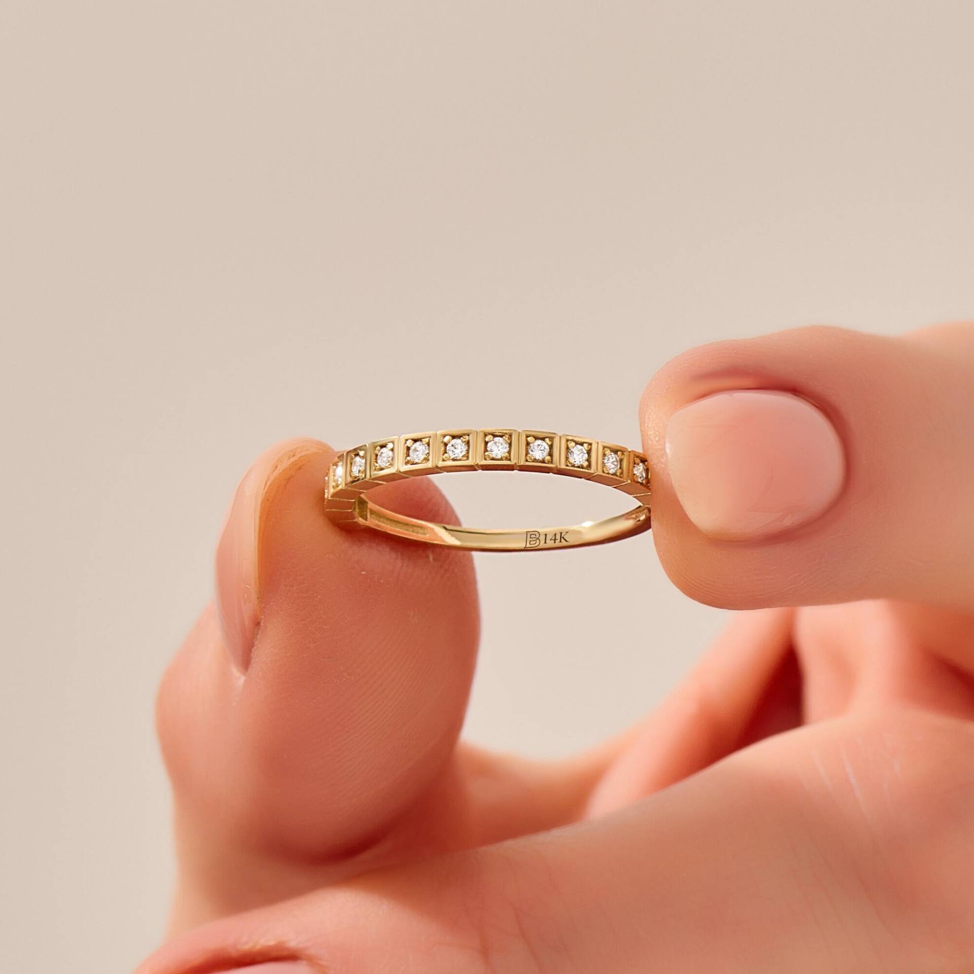 Solid Gold Quadrat Halbe Eternity Ring, 14K Minimalist Ehering Frauen, Pave Diamant Cz Comfort Fit Moderne Jubiläumsband von BRENNMORE