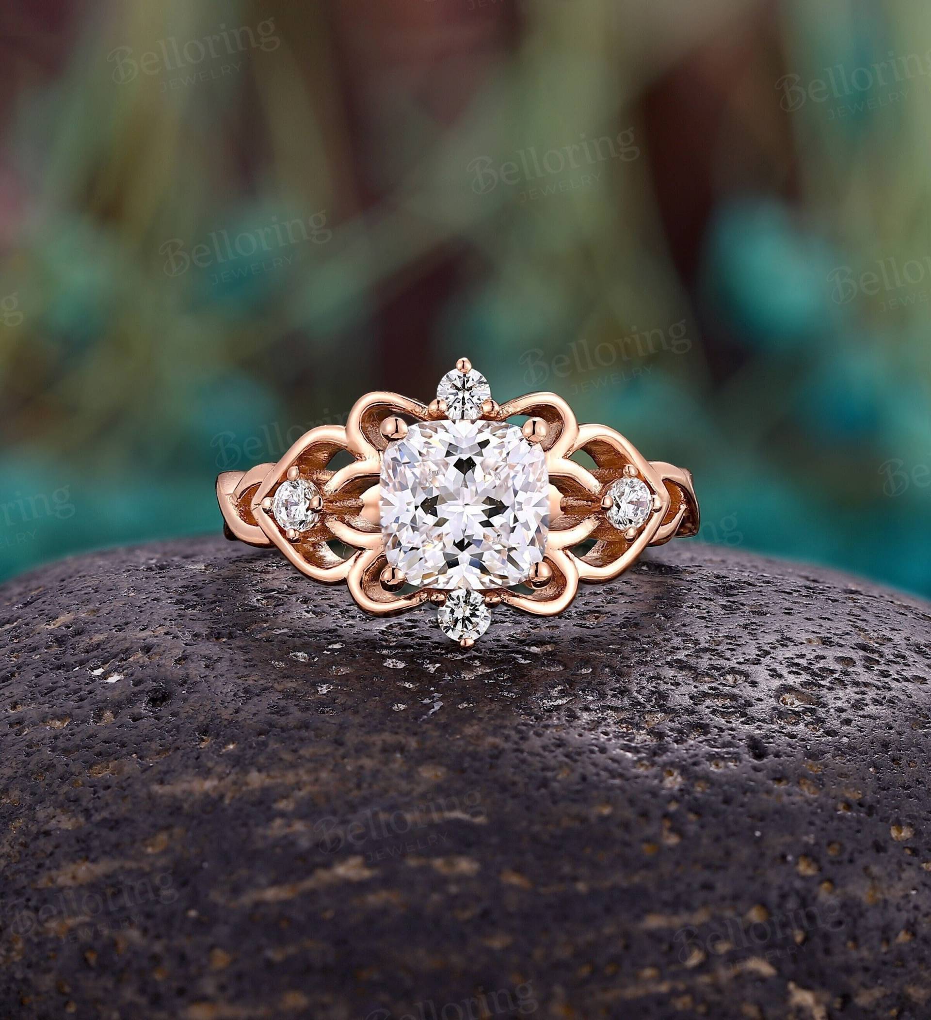 Art-Deco-Kissen-Moissanit-Verlobungsring Einzigartiger Roségoldring Runder Moissanit-Diamantring Vintage-Jubiläumsring Verlobungsring von Belloring