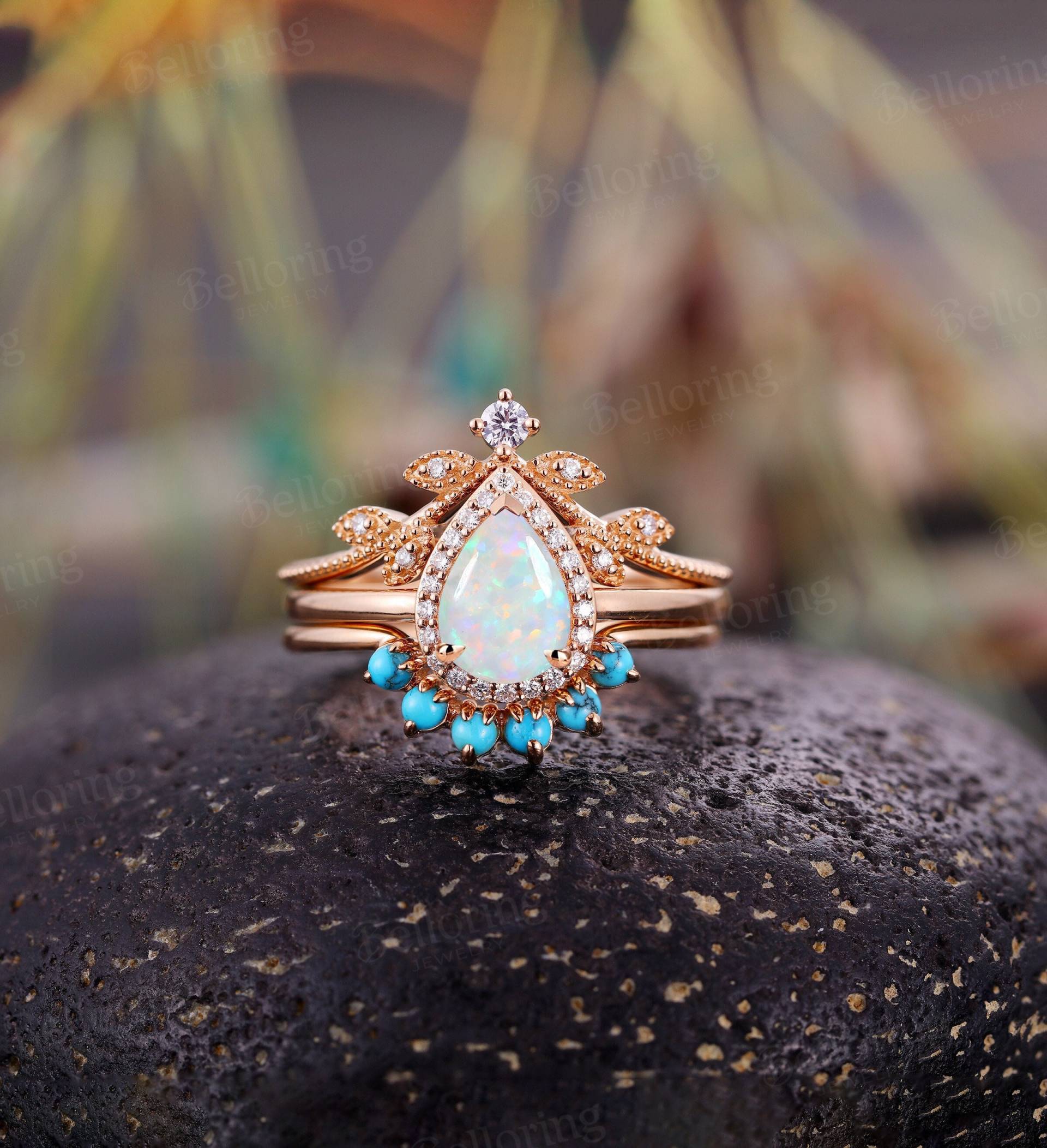 Tropfenförmiger Opal Verlobungsring Vintage Rosegold Diamant Moissanite Halo Ring Art Deco Türkis Hochzeitstag Ringe von Belloring