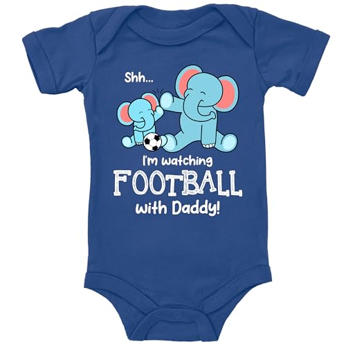 Blauer-Storch Baby Body in Blau I´m watching football with Daddy, kleiner Elefant schaut Fußball mit Papa Lustiger Fußballer Spruch, Sohn und Vater fürs Kleinkind Kurzarm Bio Baumwolle von Blauer-Storch