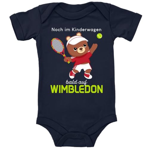 Blauer-Storch Baby Body in Dunkelblau Noch im Kinderwagen bald auf Wimbledon, Kleiner Teddy mit Tennisschläger Spruch Geschenk zur Geburt zum Geburtstag für Kleinkind Kurzarm Bio Baumwolle von Blauer-Storch