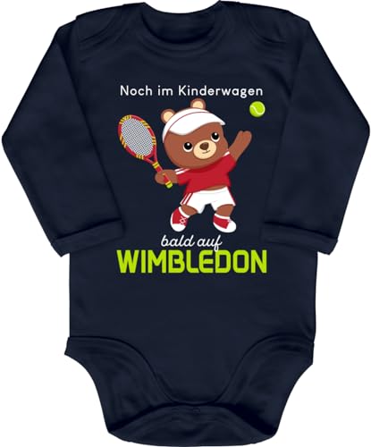 Blauer-Storch Baby Body in Dunkelblau Noch im Kinderwagen bald auf Wimbledon, Kleiner Teddy mit Tennisschläger Spruch Geschenk zur Geburt zum Geburtstag für Kleinkind Langarm Bio Baumwolle Blauer-Storch Baby Body in Dunkelblau Noch im Kinderwagen bald auf Wimbledon, Kleiner Teddy mit Tennisschläger Spruch Geschenk zur Geburt zum Geburtstag für Kleinkind Langarm Bio Baumwolle von Blauer-Storch