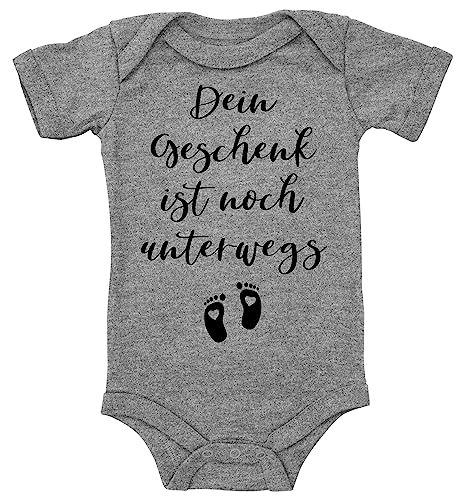 Blauer-Storch Baby Body in Grau meliert Dein Geschenk ist noch Unterwegs, Schwangerschaft Verkündung, Überraschung Spruch Geschenk zur Geburt zum Geburtstag für Kleinkind Kurzarm Bio Baumwolle Blauer-Storch Baby Body in Grau meliert Dein Geschenk ist noch Unterwegs, Schwangerschaft Verkündung, Überraschung Spruch Geschenk zur Geburt zum Geburtstag für Kleinkind Kurzarm Bio Baumwolle von Blauer-Storch