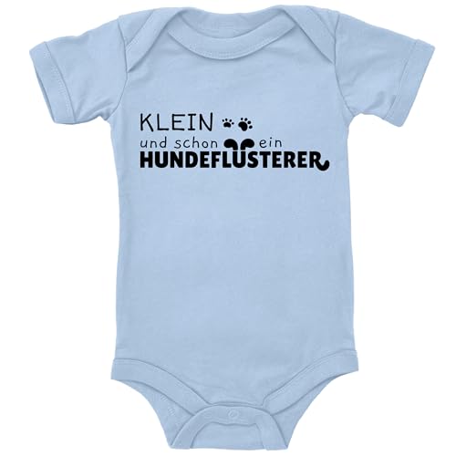 Blauer-Storch Baby Body in Hellblau Klein und schon ein Hundeflüsterer, Pfotenabdrücke, Hunde-Freund Spruch Geschenk zur Geburt zum Geburtstag für Kleinkind Kurzarm Bio Baumwolle von Blauer-Storch