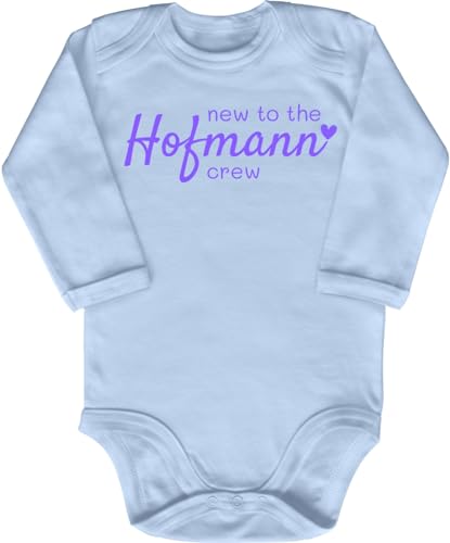 Blauer-Storch Baby Body in Hellblau New to the crew, mit Wunschname Personalisiert Spruch Geschenk zur Geburt für Kleinkind Langarm Bio Baumwolle von Blauer-Storch