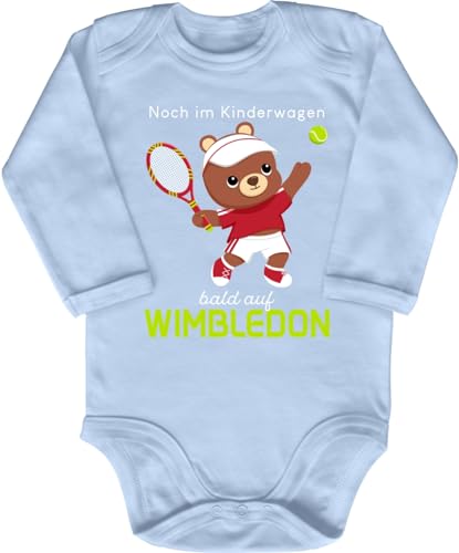 Blauer-Storch Baby Body in Hellblau Noch im Kinderwagen bald auf Wimbledon, Kleiner Teddy mit Tennisschläger Spruch Geschenk zur Geburt zum Geburtstag für Kleinkind Langarm Bio Baumwolle von Blauer-Storch