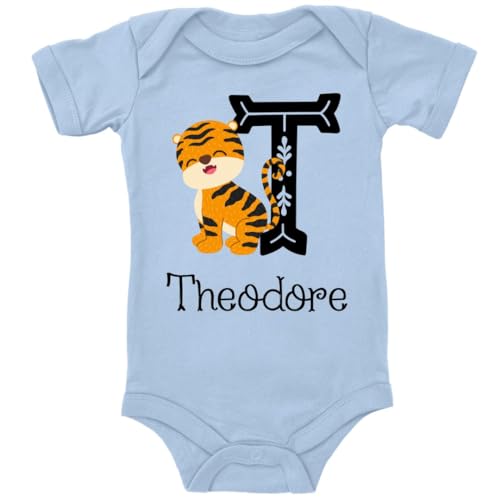 Blauer-Storch Baby Body in Hellblau mit personalisiertem Namen und Anfangsbuchstabe, Frecher Tiger Spruch Geschenk zur Geburt zum Geburtstag für Kleinkind Kurzarm Bio Baumwolle von Blauer-Storch