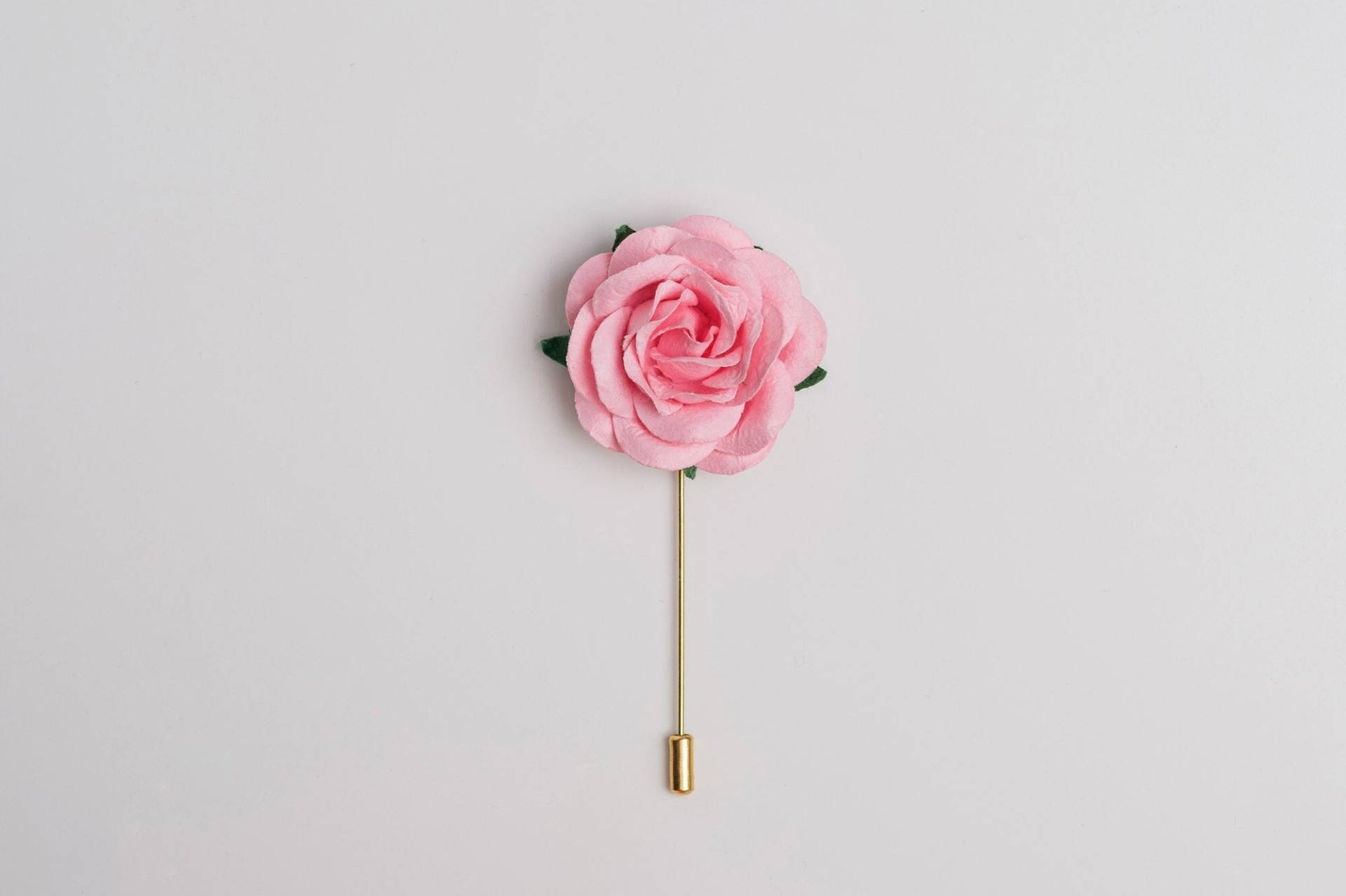 Chunky Hellrosa Lilie Blume Anzug Brosche, Blühende Rose Hochzeit Boutonniere, Elegante Magnet Junggesellenabschied Anstecknadel von BloomLapelPins