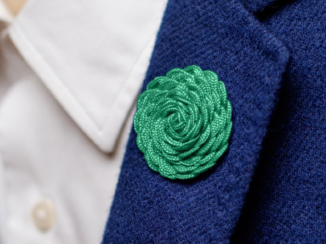 Grüne Brosche, Blumenbrosche, Hochzeitsbrosche, Trauzeugenbrosche, Grüne Anstecknadel, Boutonniere, Ringträgergeschenk von BloomLapelPins