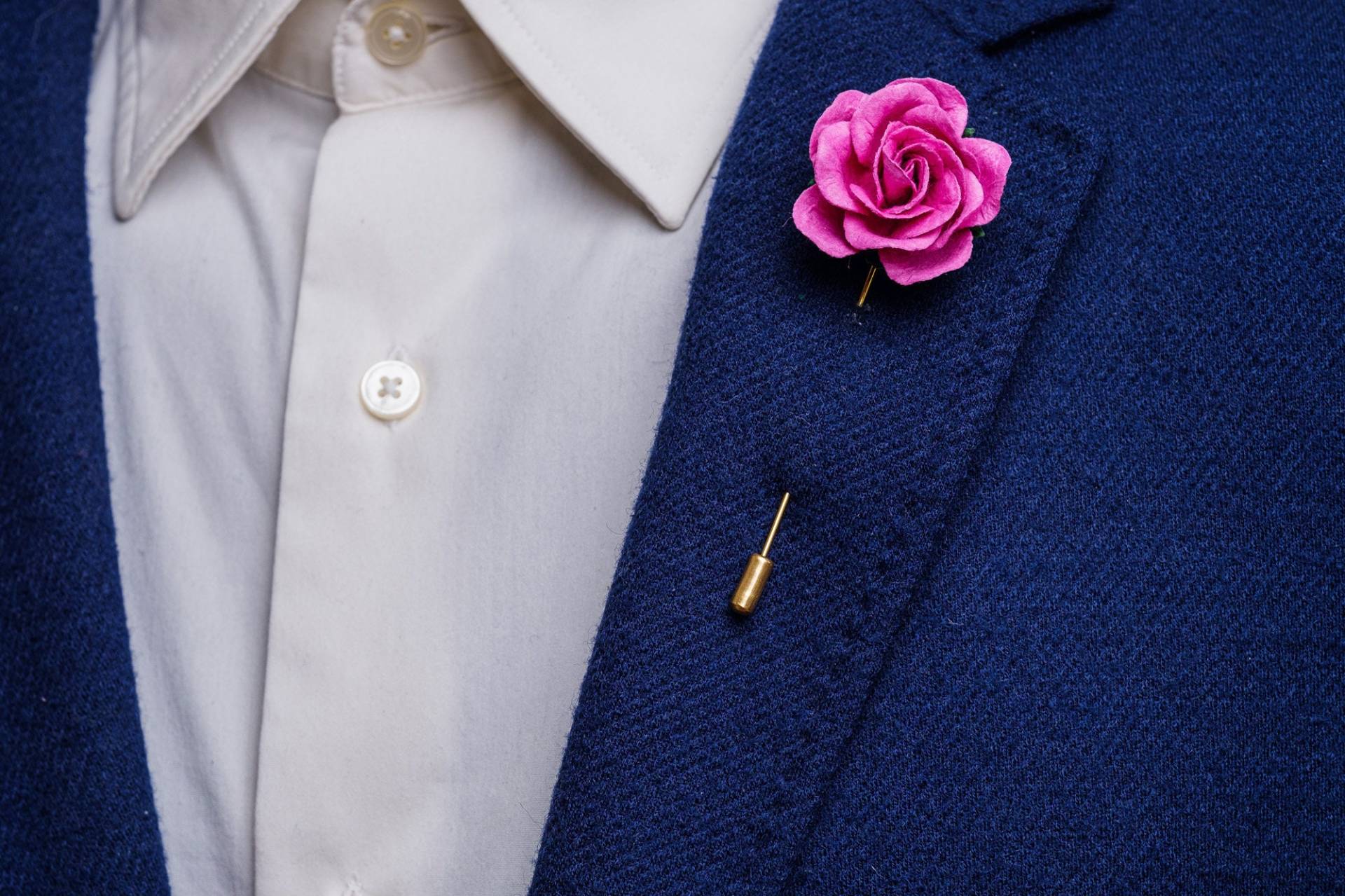 Hot Pink Blumenanzug Accessoires, Papierrose Mit Goldener/Silberner Nadel, Zurück Zu Schulbrosche Für Lehrer, Elegante Hellrosa Anstecknadel von BloomLapelPins