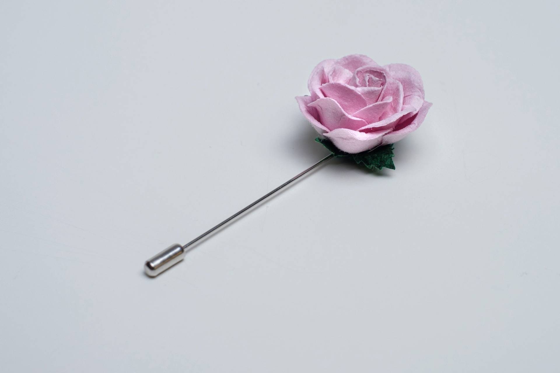 Lavendel-Brosche, Junggesellinnenabschied-Boutonniere, Helllila Anstecknadel, Formelle Event-Brosche, Rosen-Knopfloch, Platzanweiser-Geschenk von BloomLapelPins